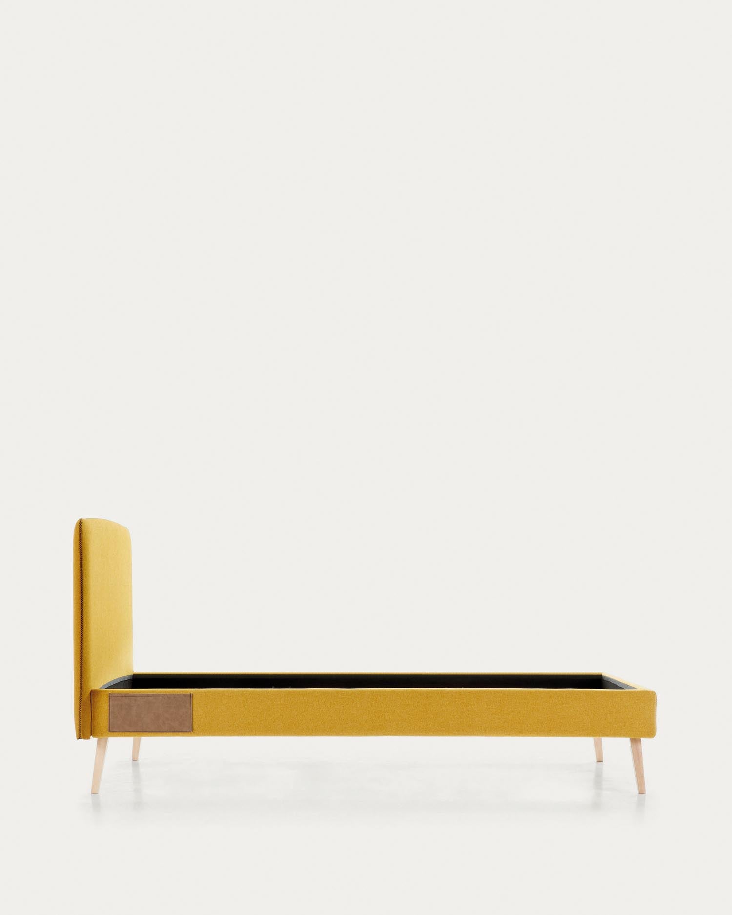 Dyla Bett mit abnehmbarem Bezug senfgelb Beine massive Buche für Matratze von 90 x 190 cm in Senfgelb präsentiert im Onlineshop von KAQTU Design AG. Bett ist von Kave Home