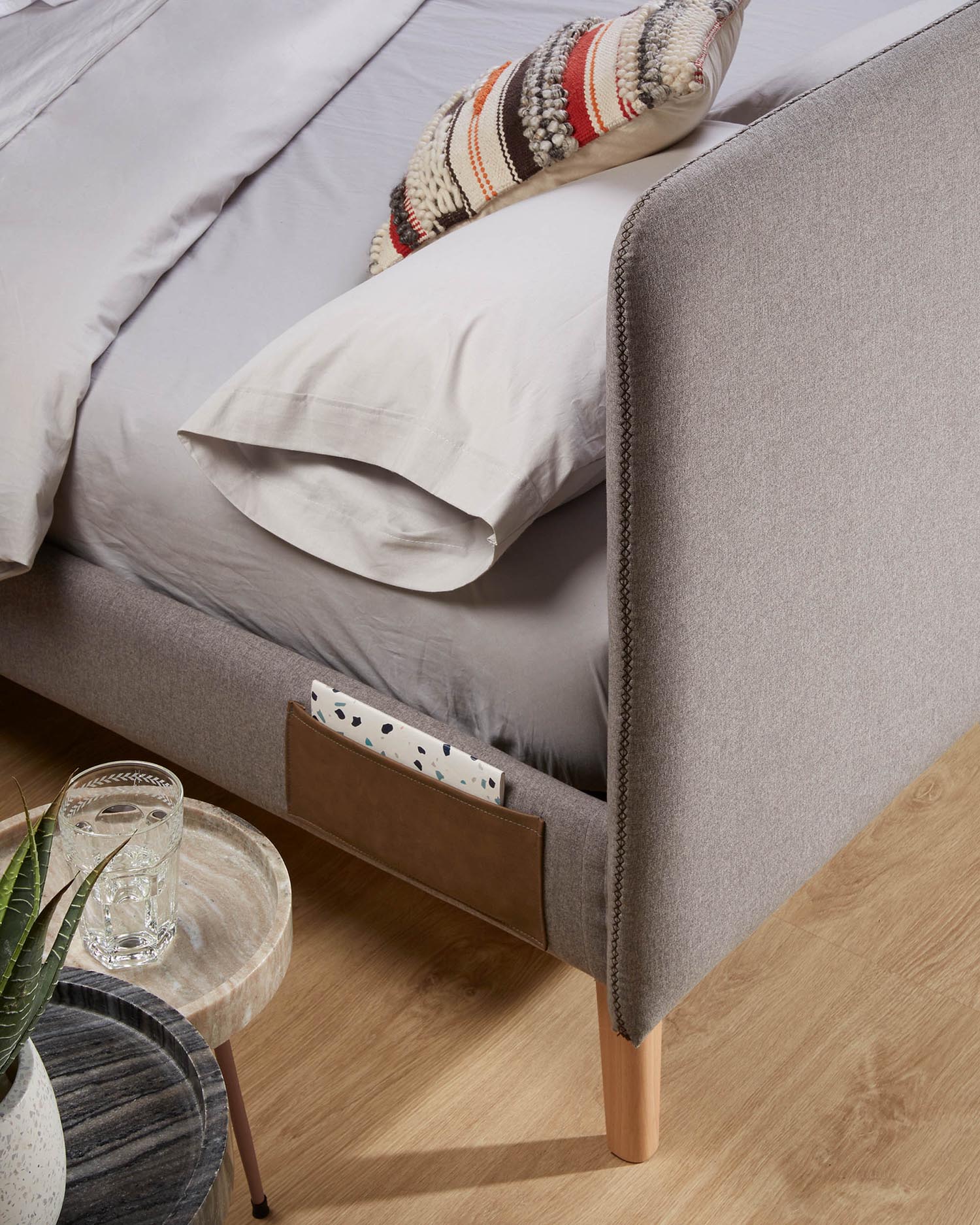 Dyla Bettkopfteil mit abnehmbarem Bezug grau für Bett von 90 cm FSC Mix Credit in Grau präsentiert im Onlineshop von KAQTU Design AG. Zubehör Bett ist von Kave Home