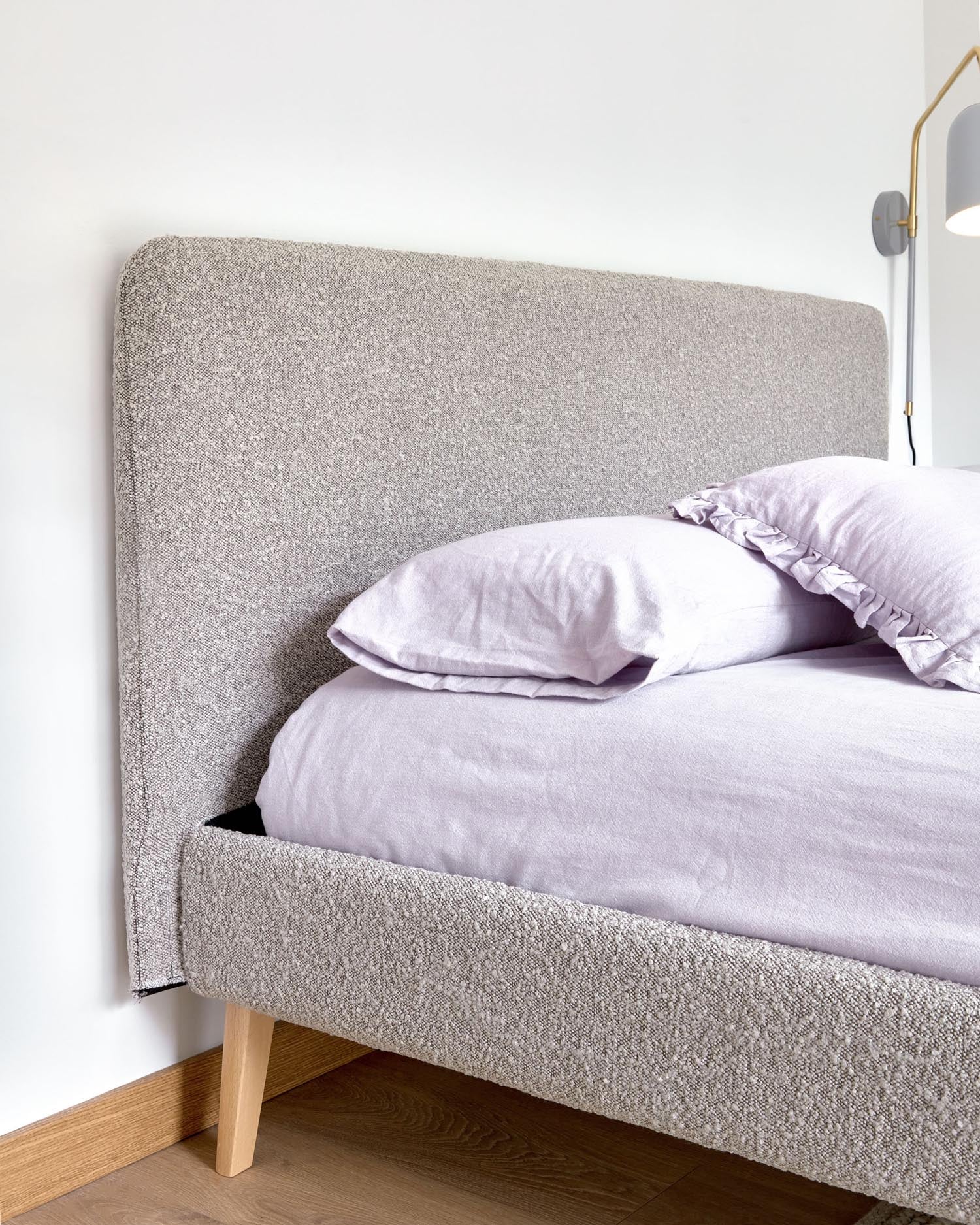 Dyla Bezug in hellgrauem Bouclé für Bett mit Matratze von 160 x 200 cm in Grau präsentiert im Onlineshop von KAQTU Design AG. Zubehör Bett ist von Kave Home