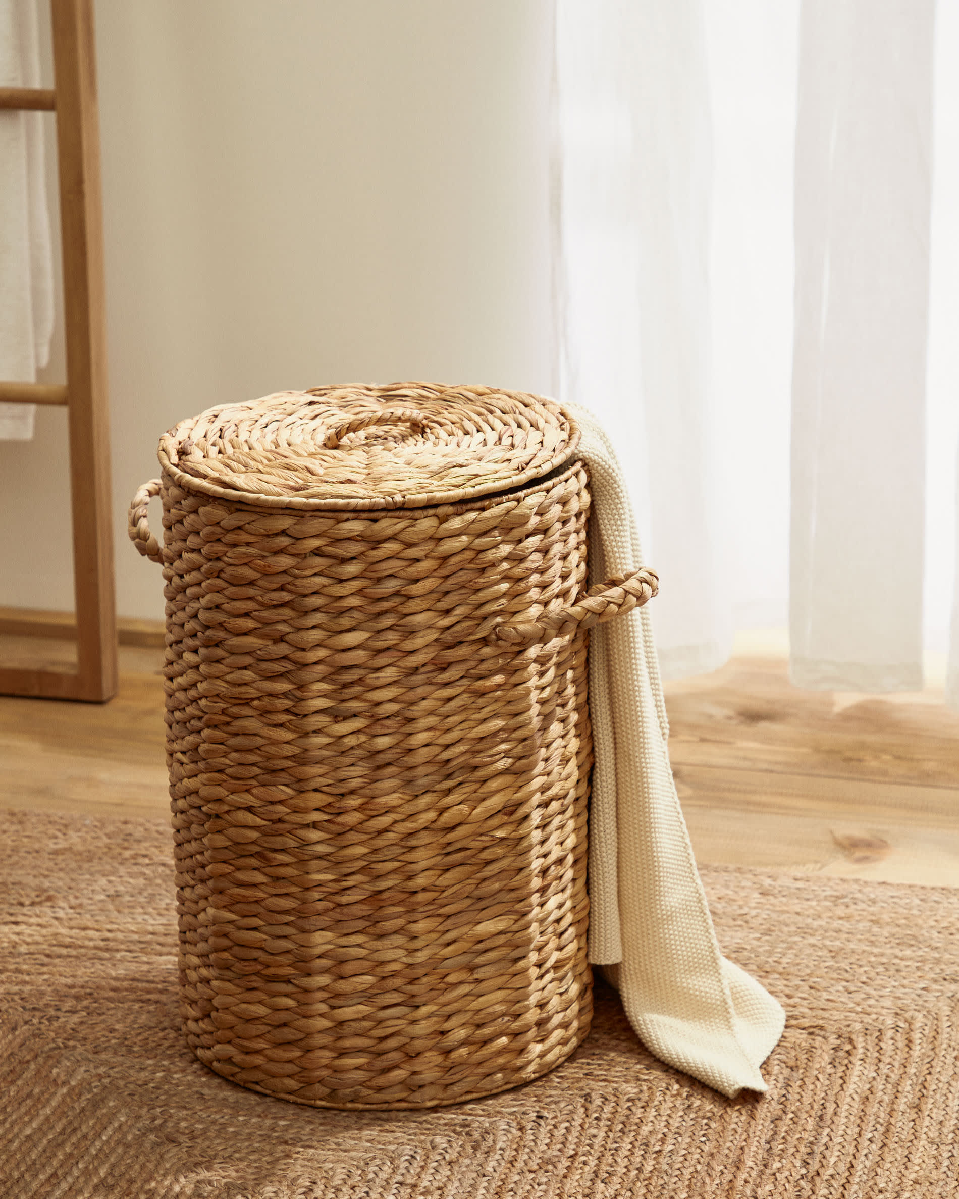 Yessira Wäschekorb aus Naturfaser 55 cm in Braun präsentiert im Onlineshop von KAQTU Design AG. Wäschekorb ist von Kave Home