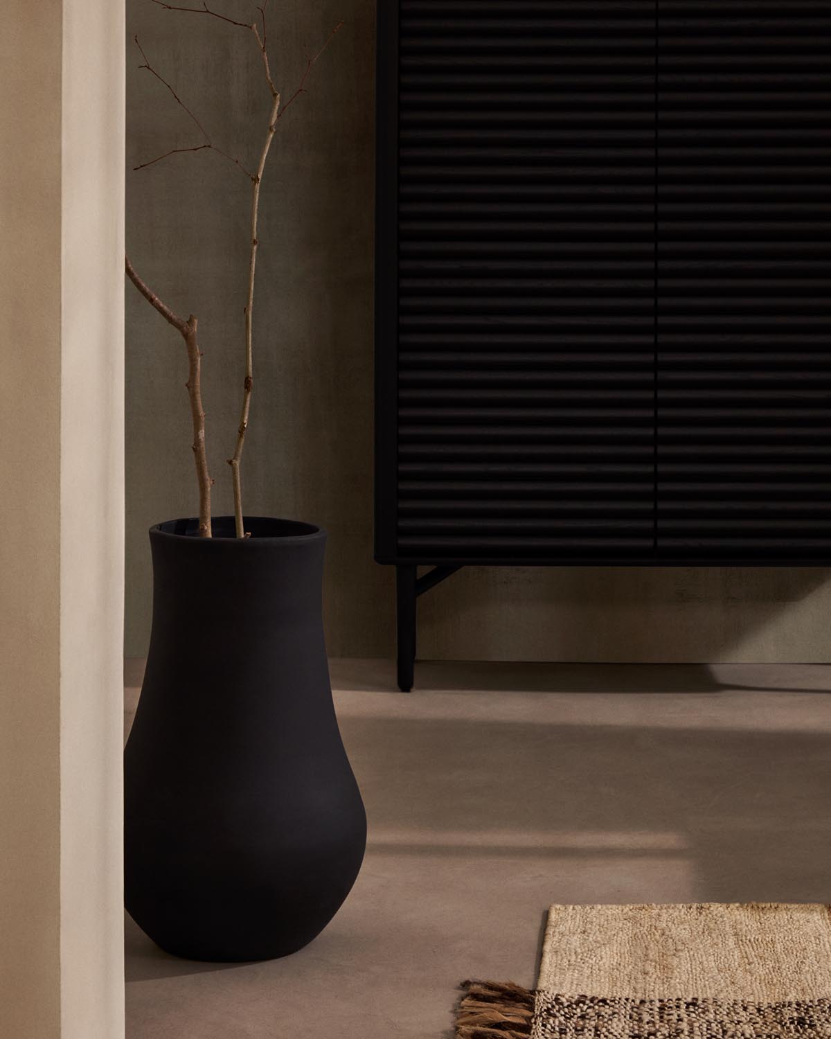 Silaia Vase aus Terrakotta mit schwarzem Finish 34 cm in Schwarz präsentiert im Onlineshop von KAQTU Design AG. Vase ist von Kave Home