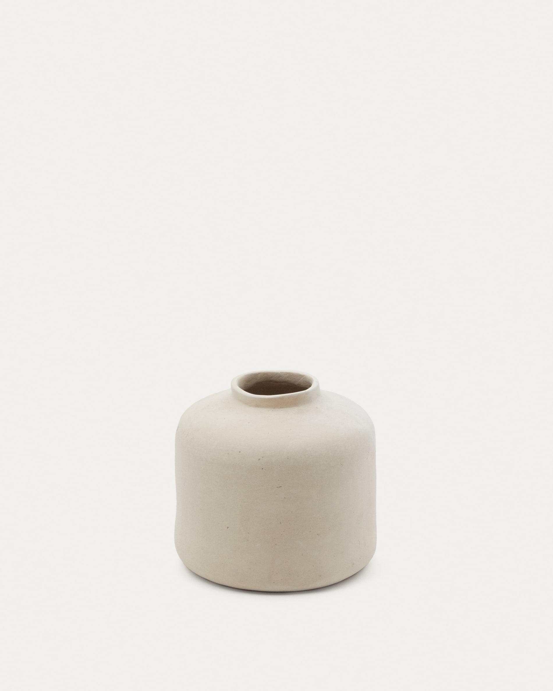 Serina Vase aus Pappmaché weiss 27 cm in Weiß präsentiert im Onlineshop von KAQTU Design AG. Vase ist von Kave Home