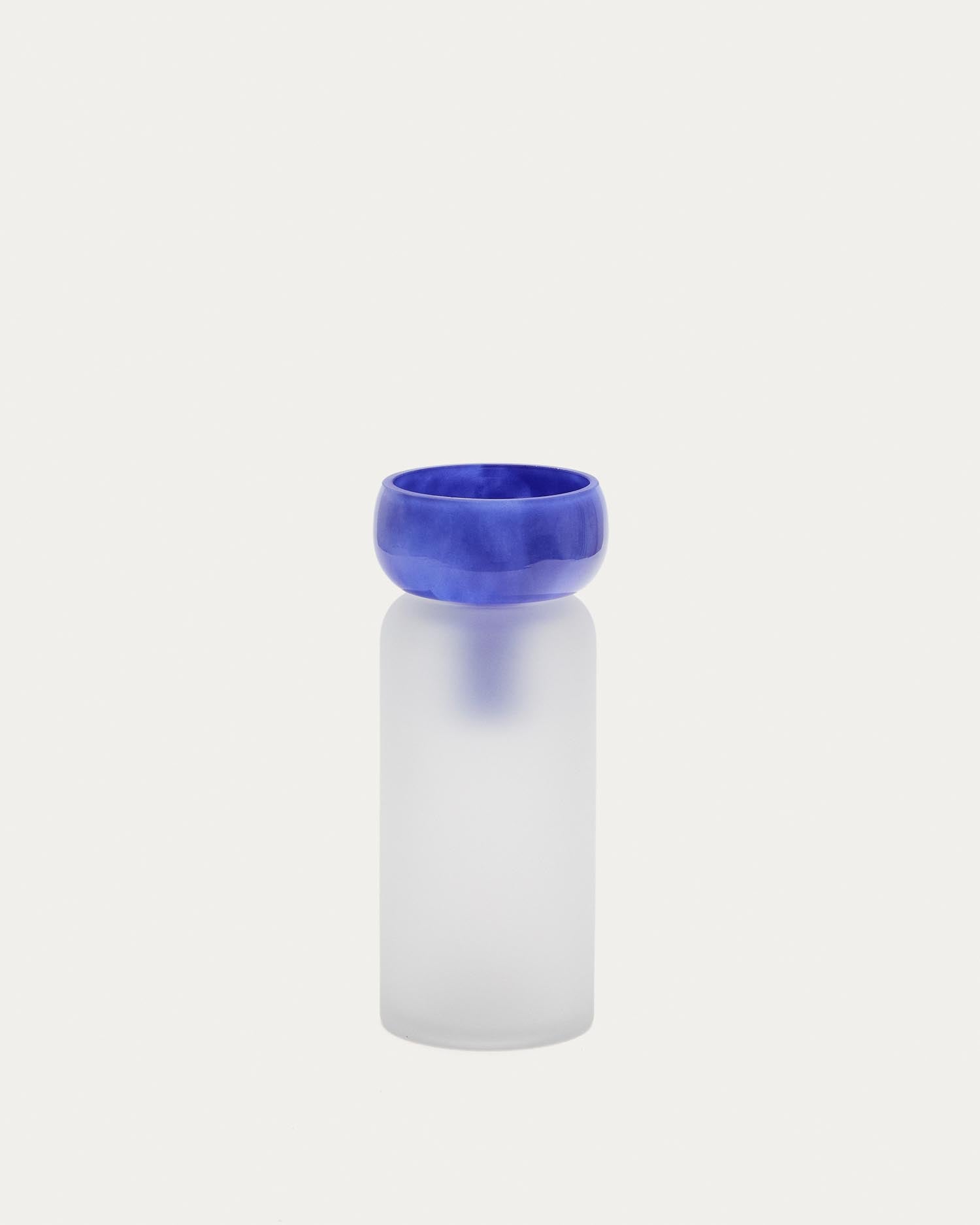 Vase Kelse aus blauem Klarglas 30,5 cm in Blau präsentiert im Onlineshop von KAQTU Design AG. Vase ist von Kave Home