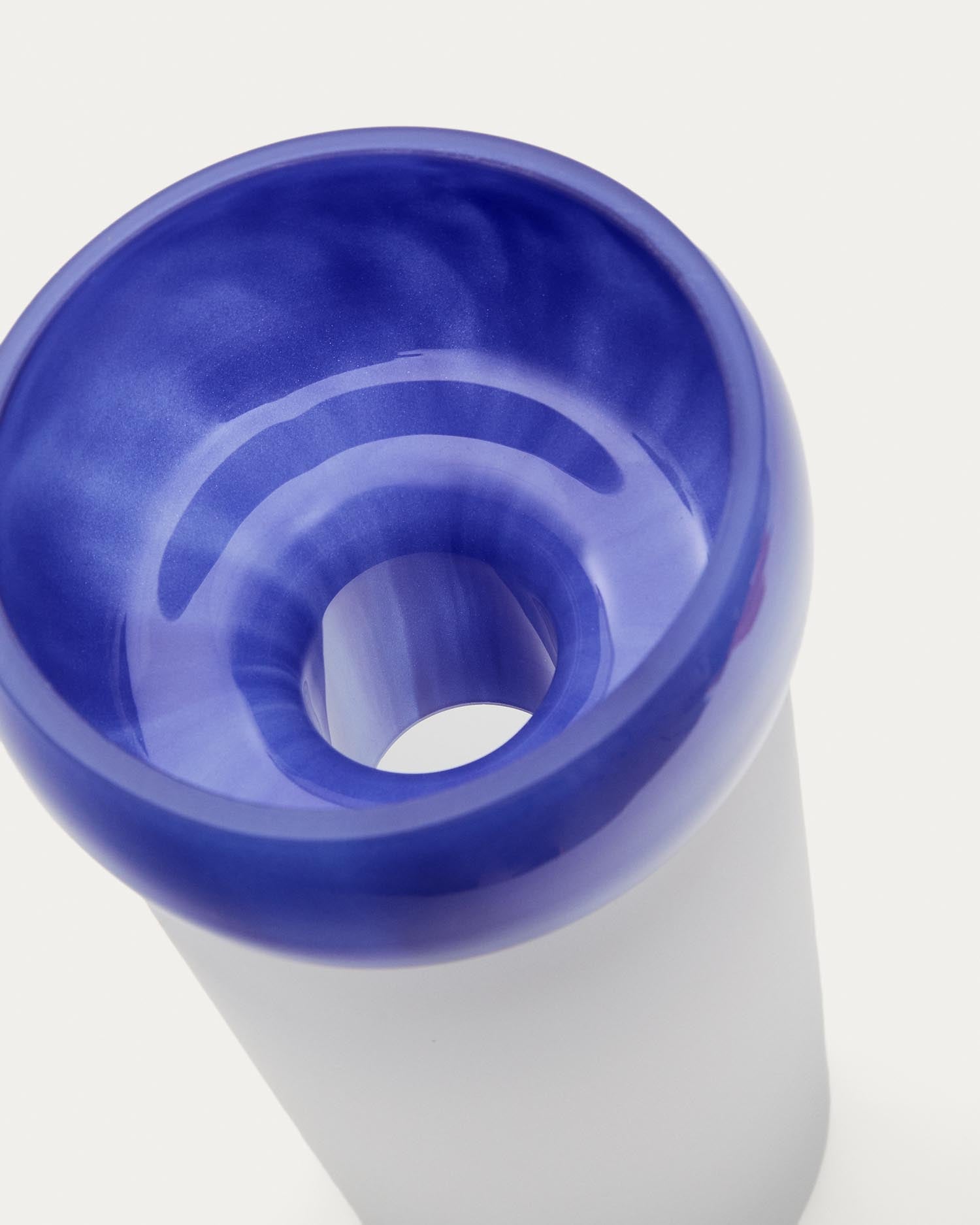 Vase Kelse aus blauem Klarglas 30,5 cm in Blau präsentiert im Onlineshop von KAQTU Design AG. Vase ist von Kave Home