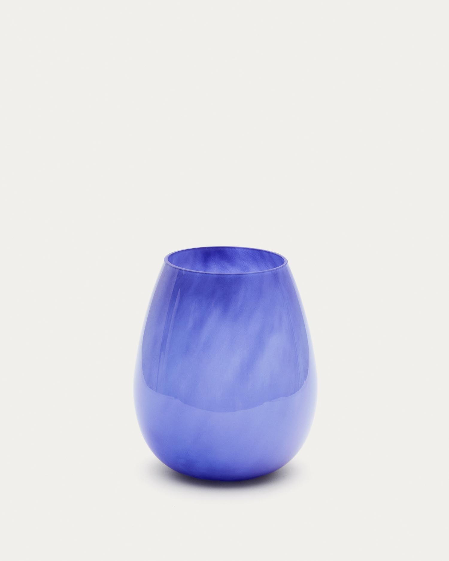 Vase Kelse aus blauem Glas 26 cm in Blau präsentiert im Onlineshop von KAQTU Design AG. Vase ist von Kave Home