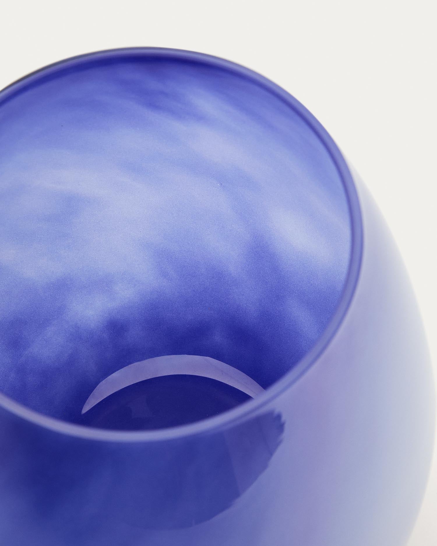 Vase Kelse aus blauem Glas 26 cm in Blau präsentiert im Onlineshop von KAQTU Design AG. Vase ist von Kave Home