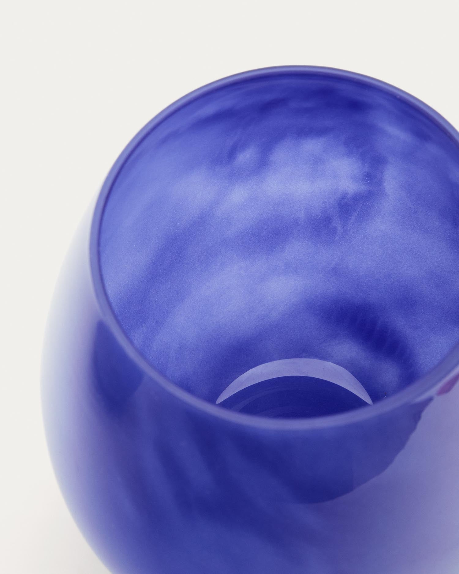 Vase Kelse aus blauem Glas 21 cm in Blau präsentiert im Onlineshop von KAQTU Design AG. Vase ist von Kave Home