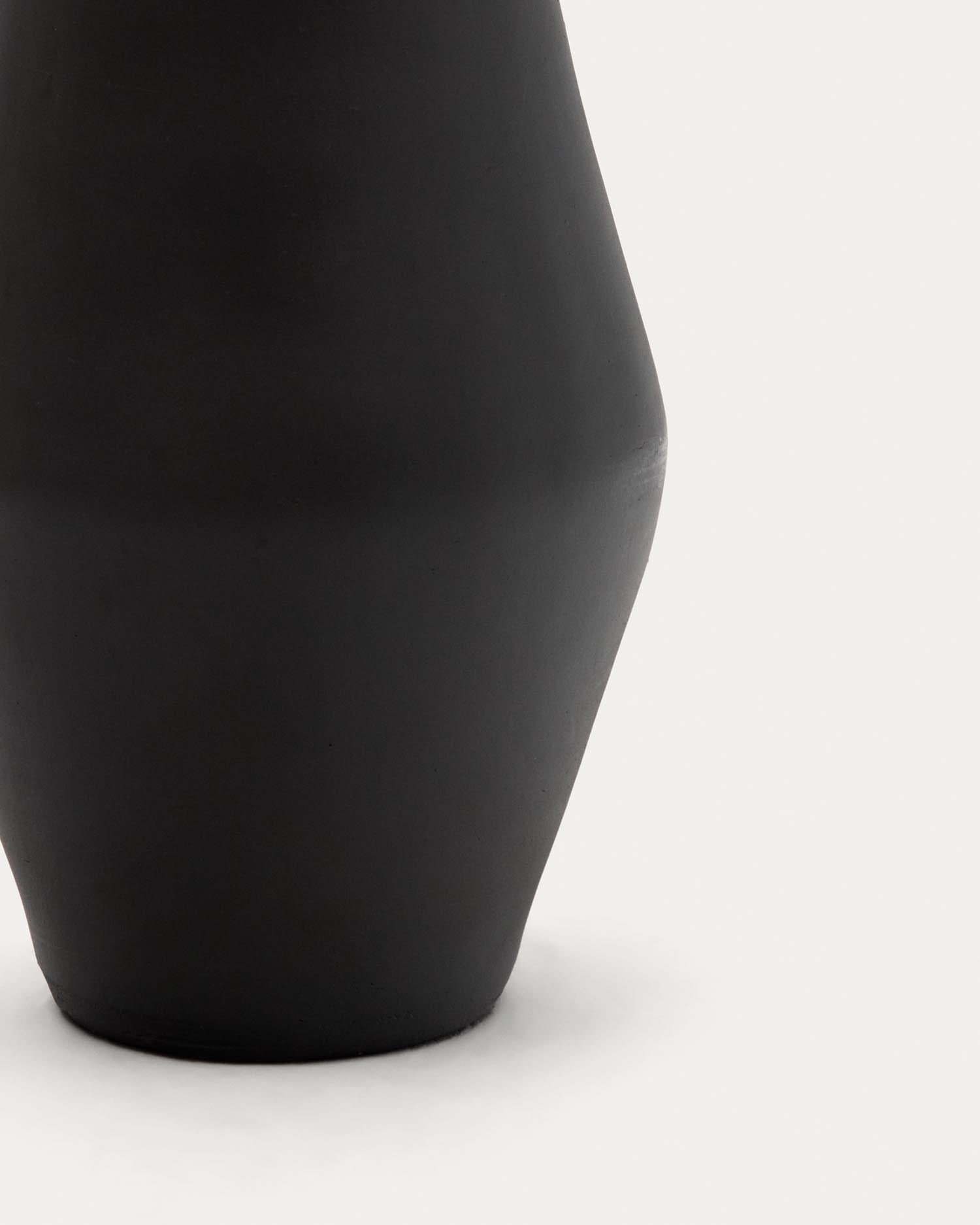 Posia Terrakotta-Vase 61 cm in Weiß präsentiert im Onlineshop von KAQTU Design AG. Vase ist von Kave Home