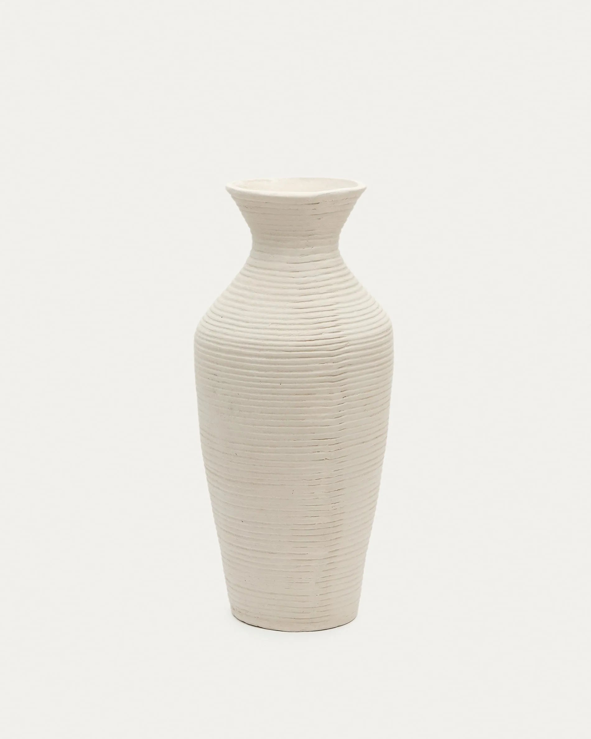 Elegante 72 cm hohe Vase Pria aus weißem Pappmaché, nachhaltig und stilvoll, ideal für Trockenblumen.