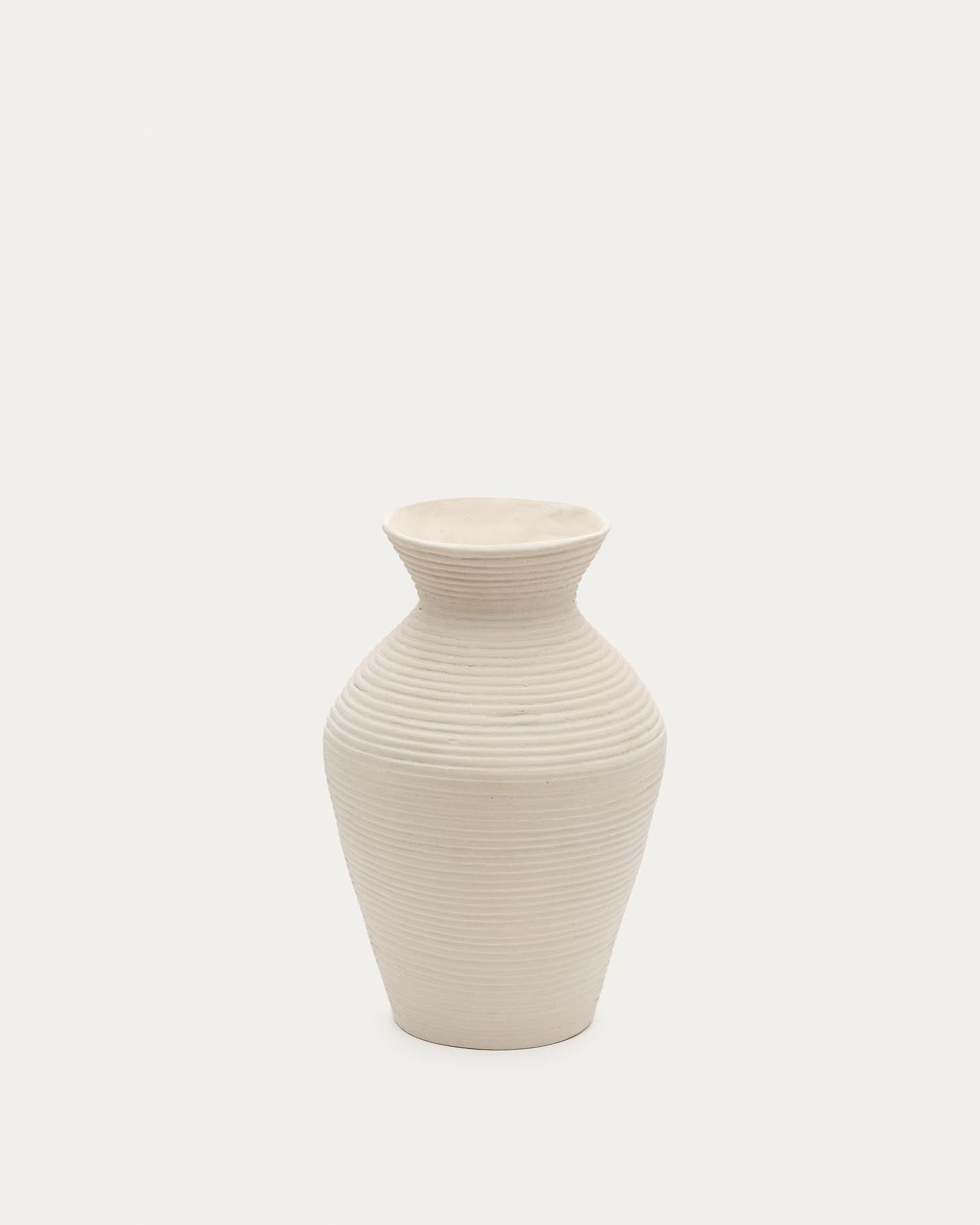 Vase Pria aus weissem Pappmaché 51 cm in Weiß präsentiert im Onlineshop von KAQTU Design AG. Vase ist von Kave Home