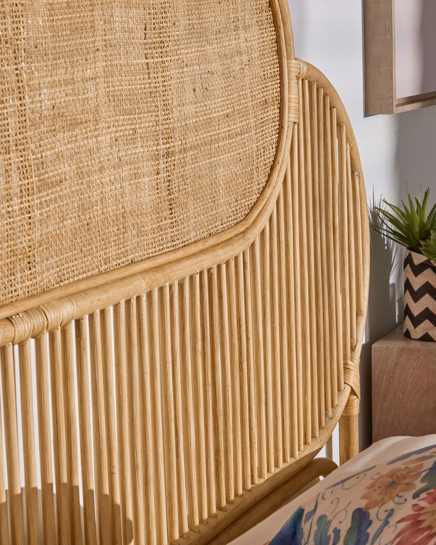 Lalita Bettkopfteil aus Rattan mit natürlichem Finish für Bett von 160 cm in Braun präsentiert im Onlineshop von KAQTU Design AG. Zubehör Bett ist von Kave Home