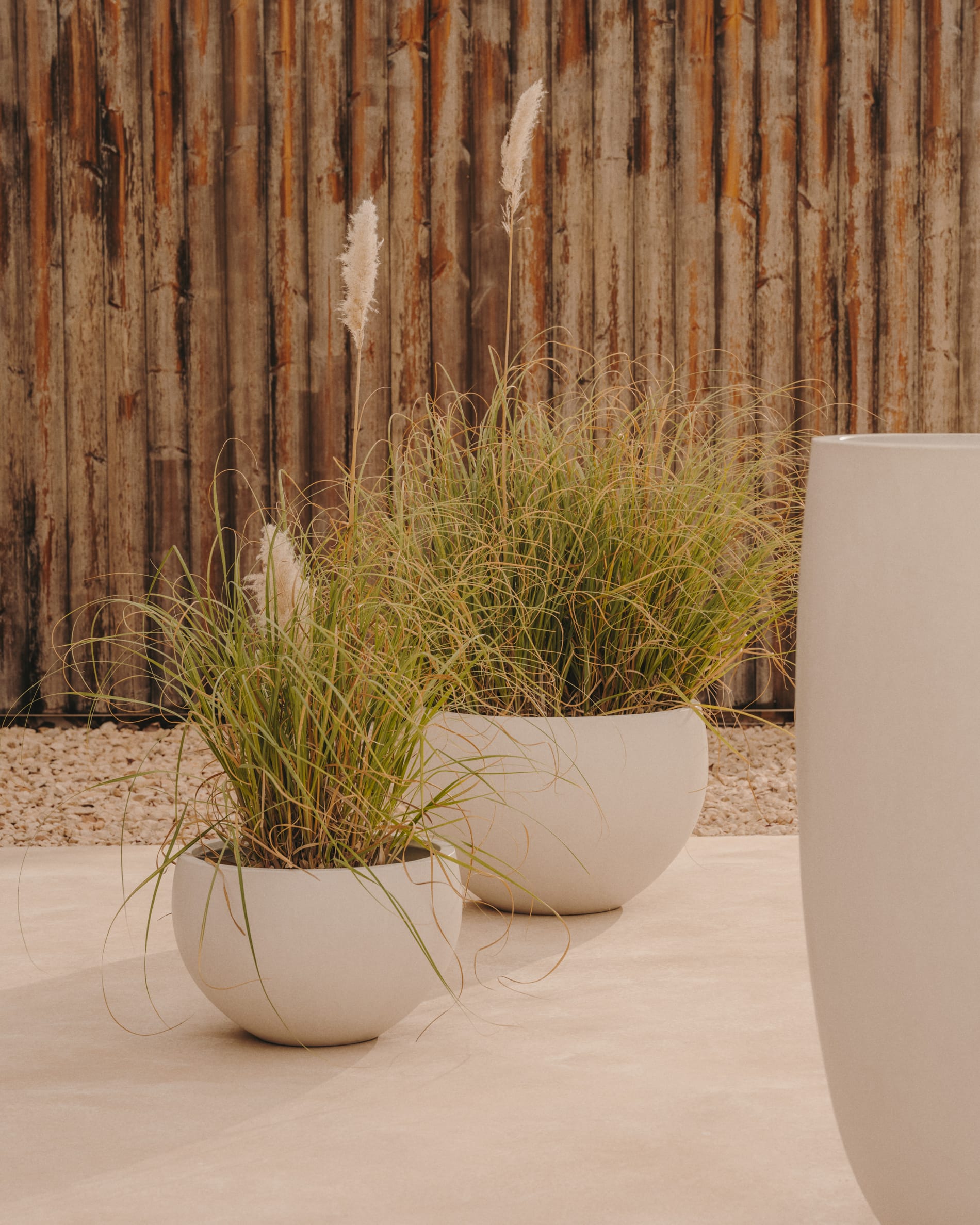 Grau Blumentopf aus weissem Beton Ø 56 cm in Weiß präsentiert im Onlineshop von KAQTU Design AG. Pflanzentopf Outdoor ist von Kave Home