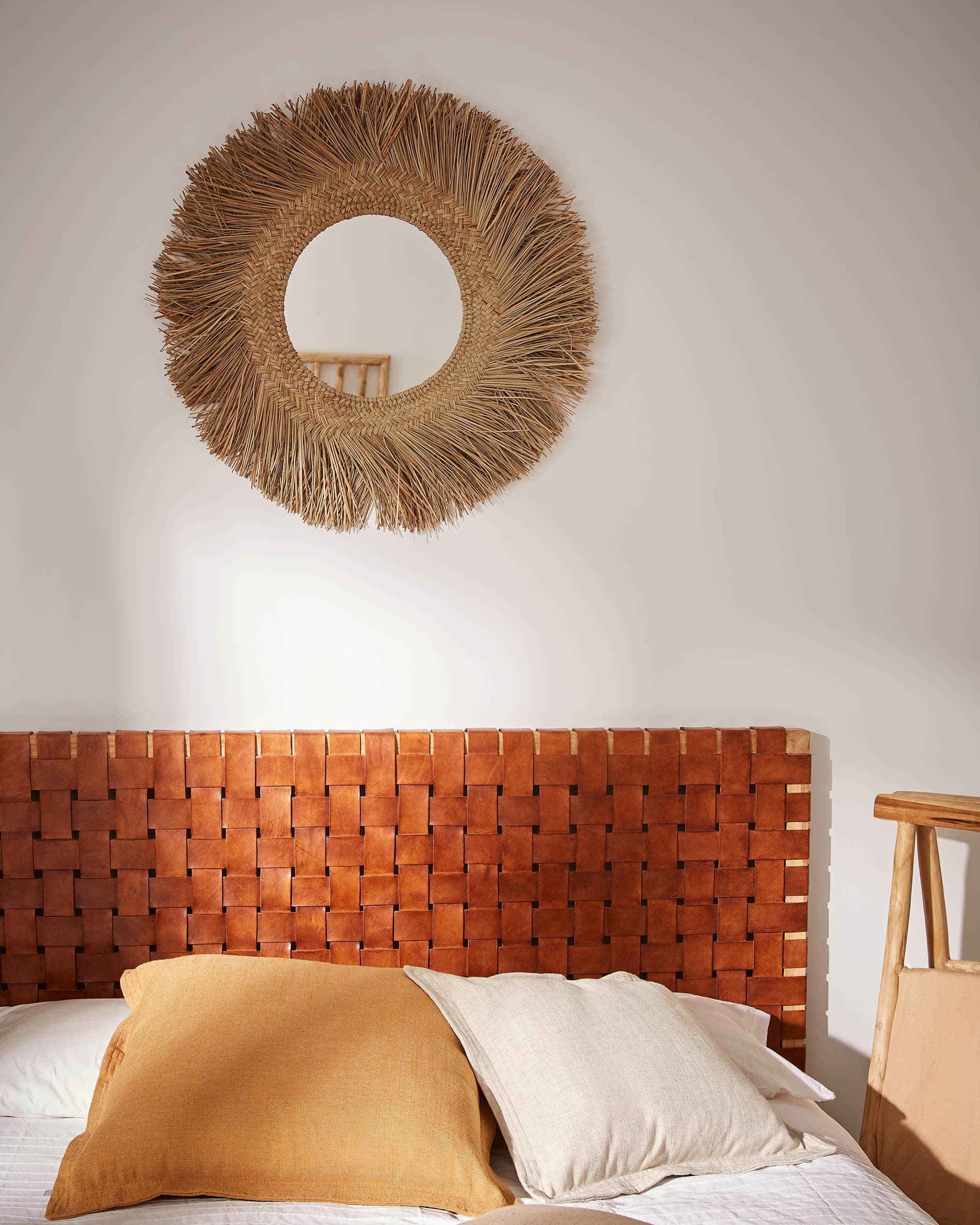 Calixta Bettkopfteil aus massivem Teakholz und Leder für Bett von 150 cm in Braun präsentiert im Onlineshop von KAQTU Design AG. Zubehör Bett ist von Kave Home