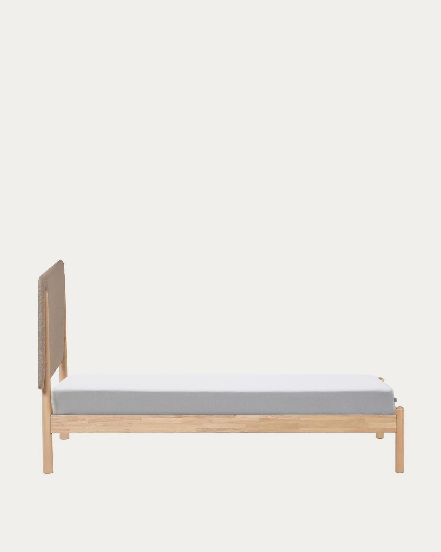 Shayndel Bett aus massivem Kautschukholz für Matratze von 90 x 190 cm in Grau präsentiert im Onlineshop von KAQTU Design AG. Bett ist von Kave Home