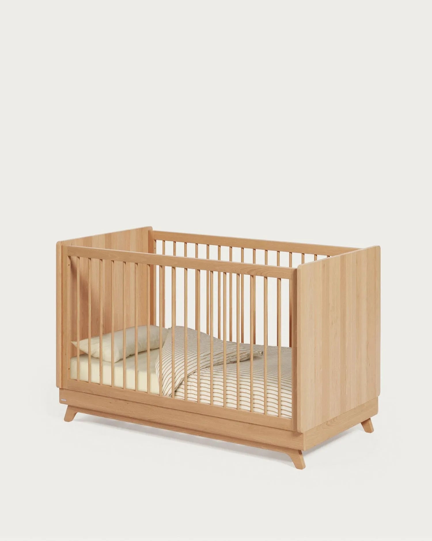 Anpassungsfähiges Gitterbett Maralis aus massivem Buchenholz, mitwachsendes Design, sicher und stilvoll für jedes Kinderzimmer.