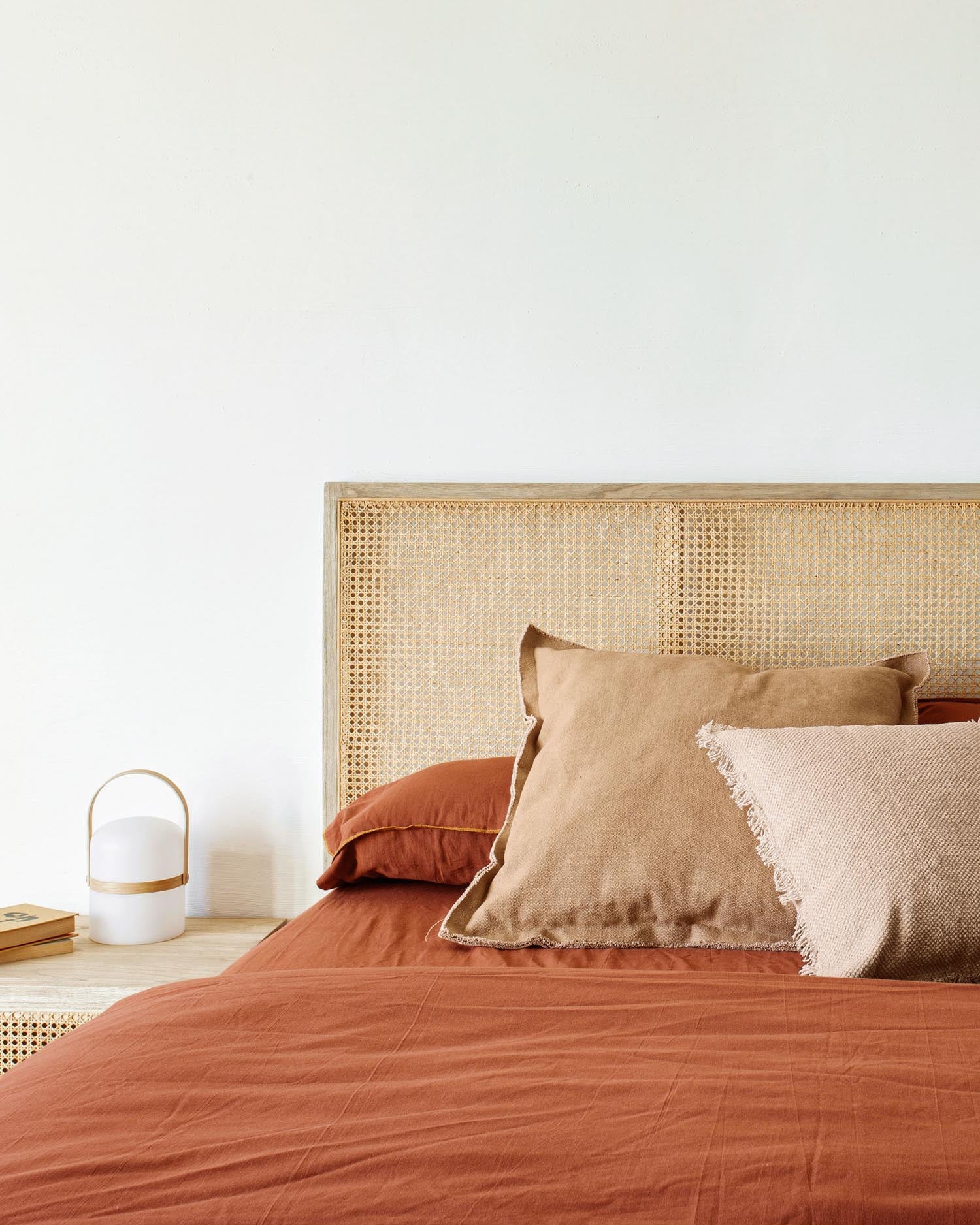 Rexit Bettkopfteil aus massivem Mindiholz mit Rattan für Bett von 160 cm in Braun präsentiert im Onlineshop von KAQTU Design AG. Zubehör Bett ist von Kave Home