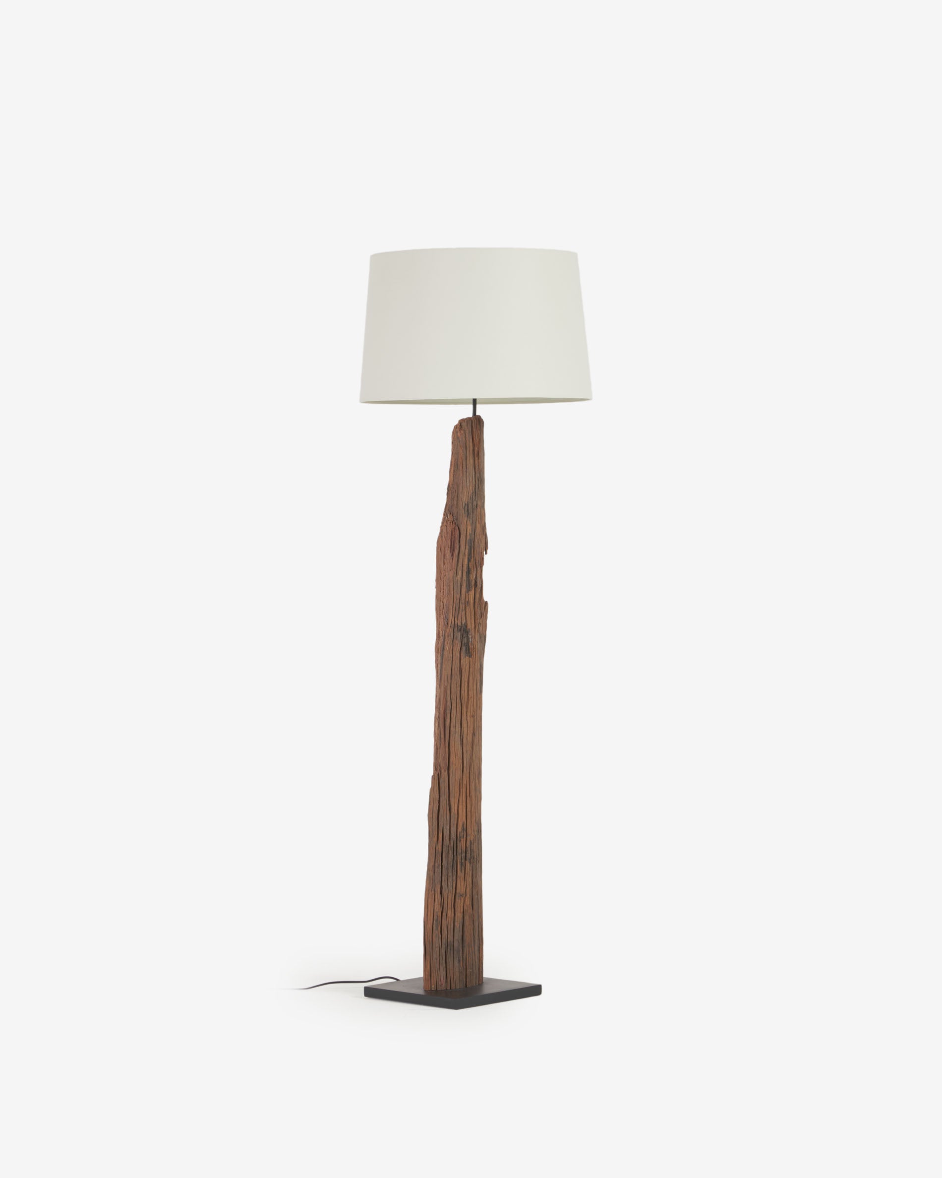 Powell Stehlampe in Braun präsentiert im Onlineshop von KAQTU Design AG. Stehleuchte ist von Kave Home