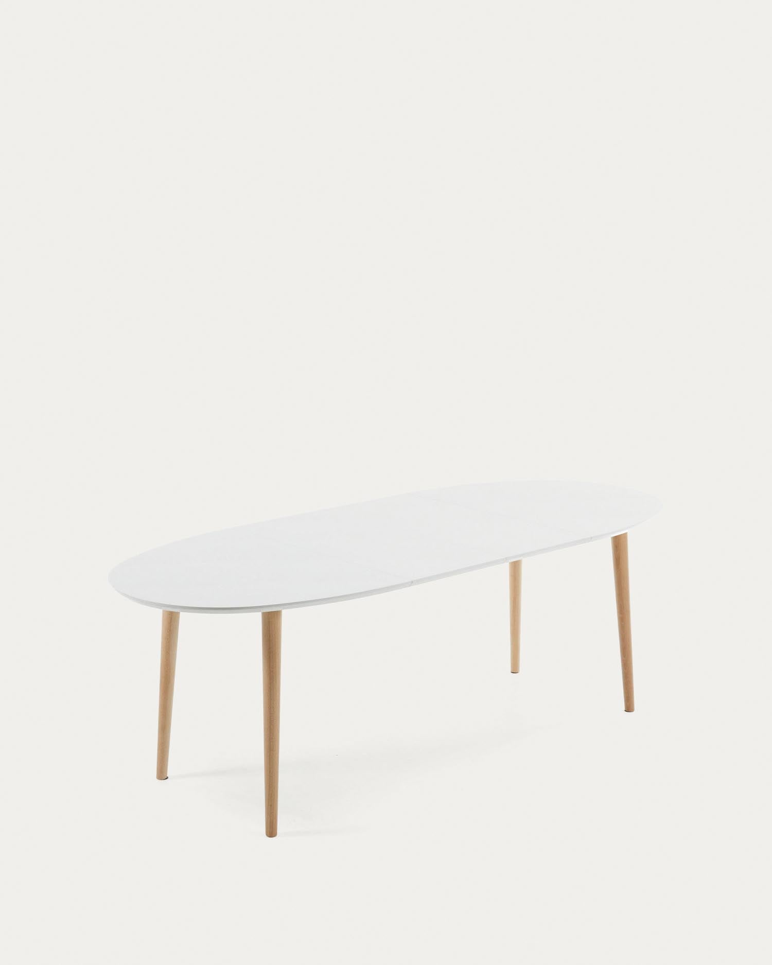 Oqui ovaler Ausziehtisch MDF weiss lackiert und Beine aus massiver Buche 140 (220) x 90 cm in Weiß präsentiert im Onlineshop von KAQTU Design AG. Esstisch ist von Kave Home