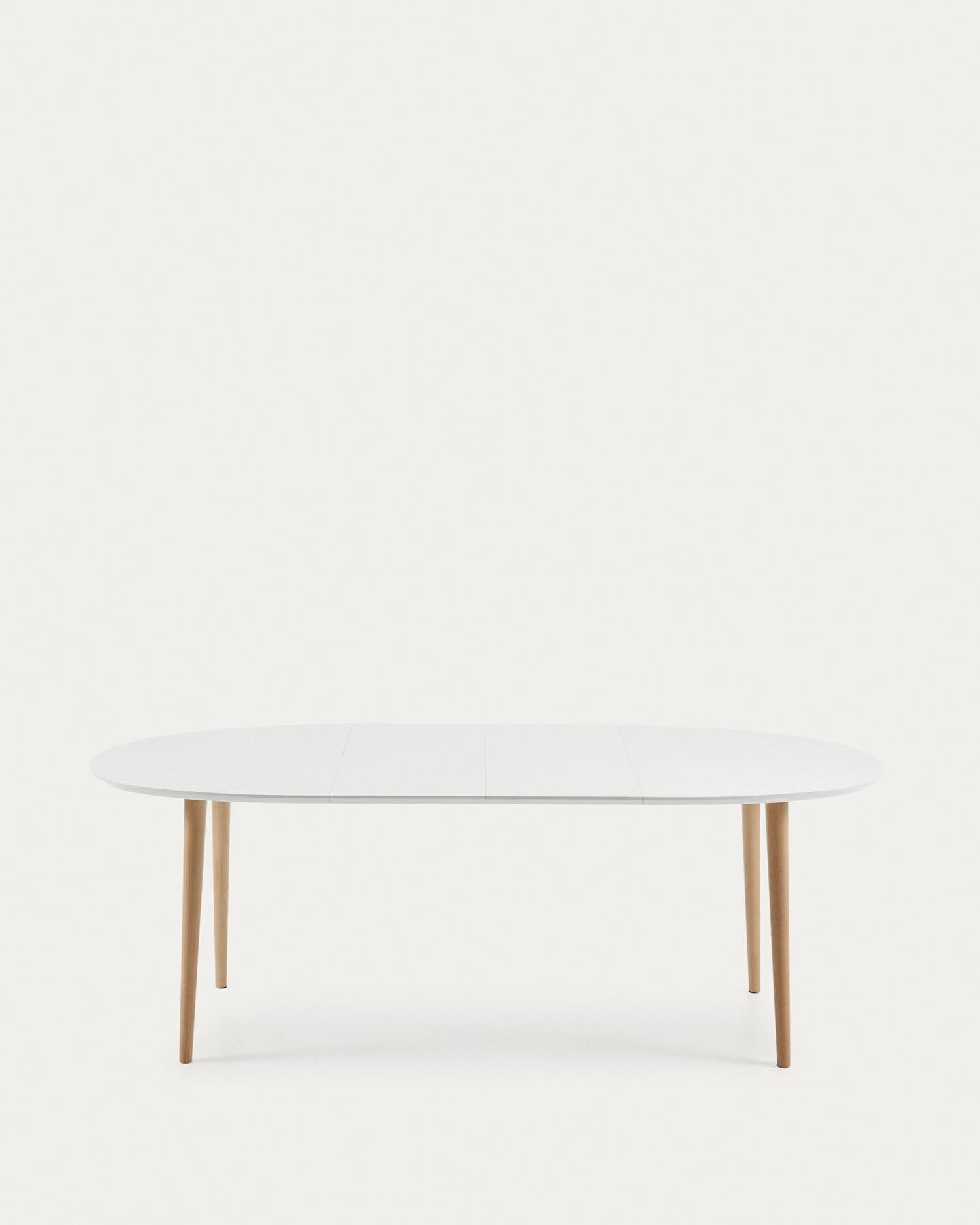 Oqui ovaler Ausziehtisch MDF weiss lackiert und Beine aus massiver Buche 140 (220) x 90 cm in Weiß präsentiert im Onlineshop von KAQTU Design AG. Esstisch ist von Kave Home