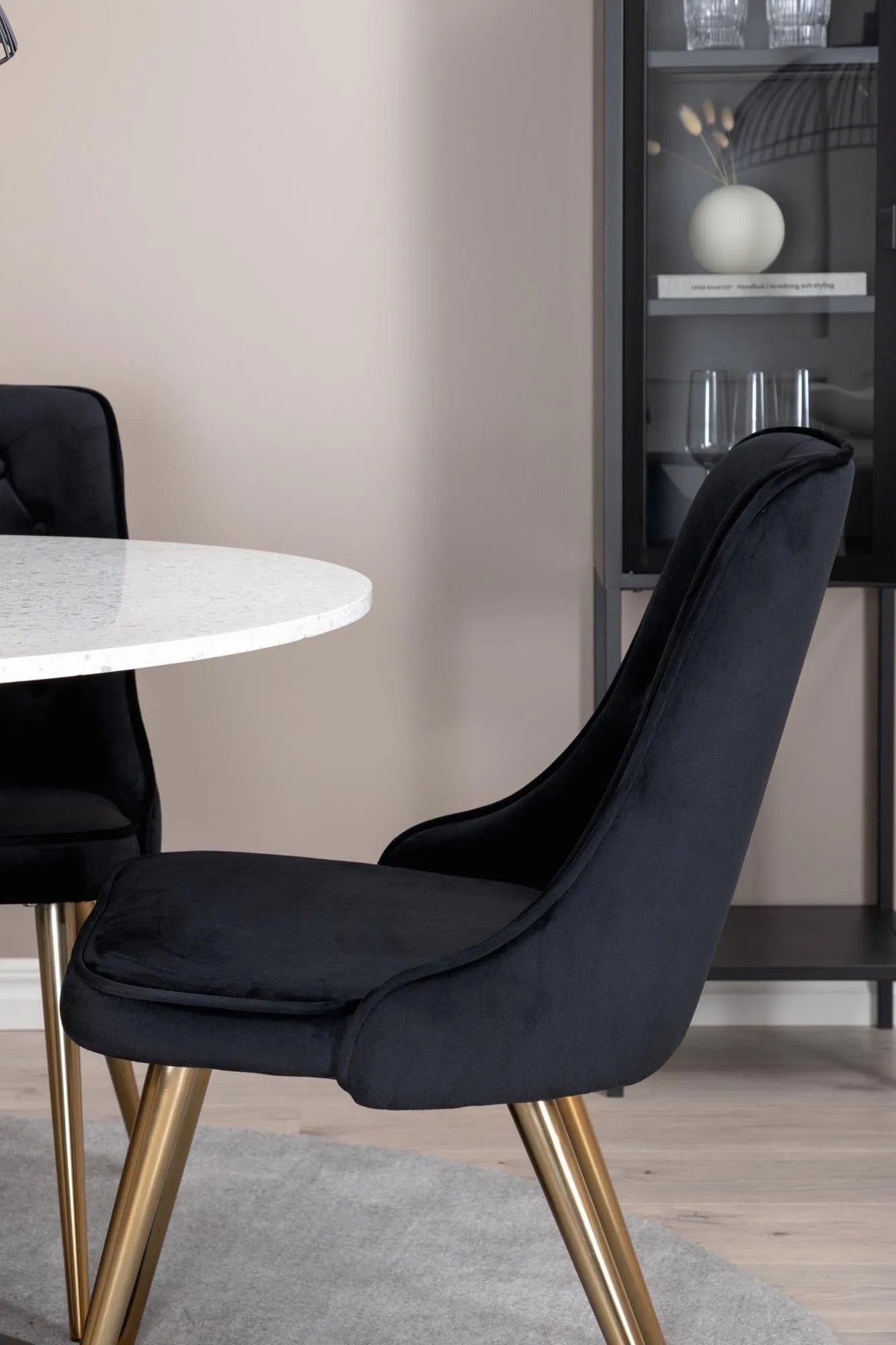 Razzia Esszimmerset + Velvet Deluxe ⌀106cm/4St. in Grau / Schwarz / Gold präsentiert im Onlineshop von KAQTU Design AG. Esszimmerset ist von Venture Home