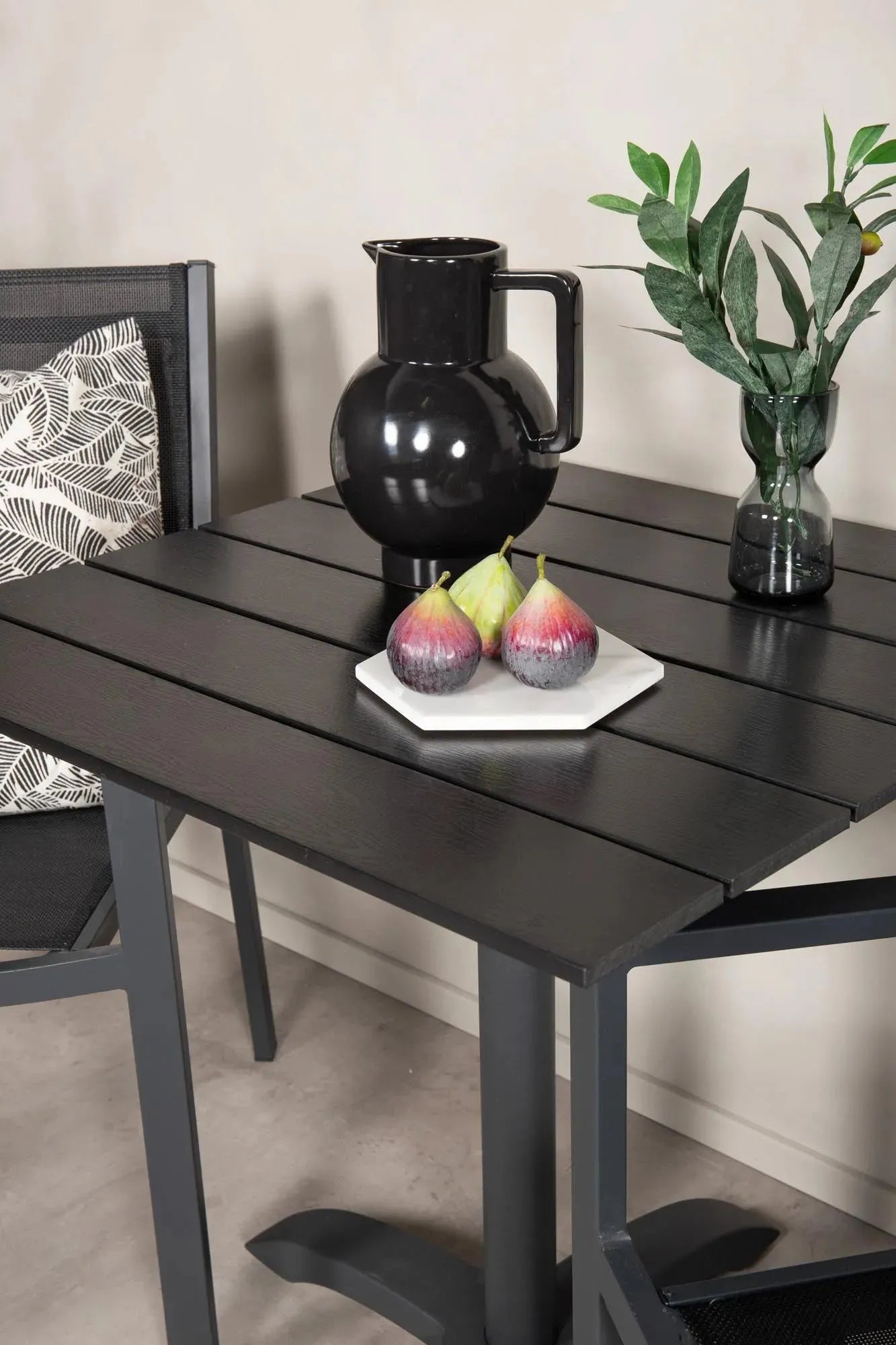 Colorado Cafétisch + 2 x Copacabana Arm Stuhl in Schwarz Schwarz präsentiert im Onlineshop von KAQTU Design AG. Esszimmerset ist von Venture Home