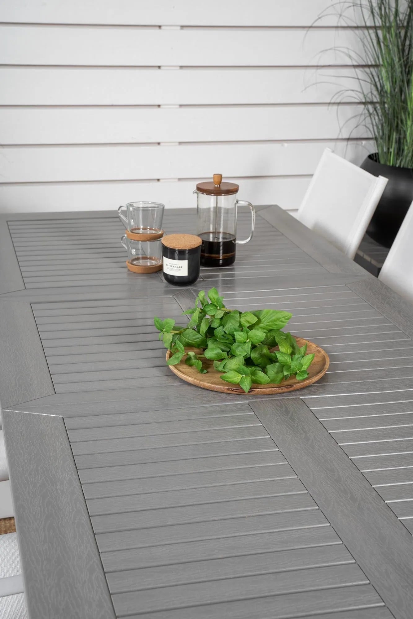 Albany Esstisch 160/240+ Santorini Armlehnstuhl in Weiß Alu / Grau Aintwood präsentiert im Onlineshop von KAQTU Design AG. Gartentischset ist von Venture Home