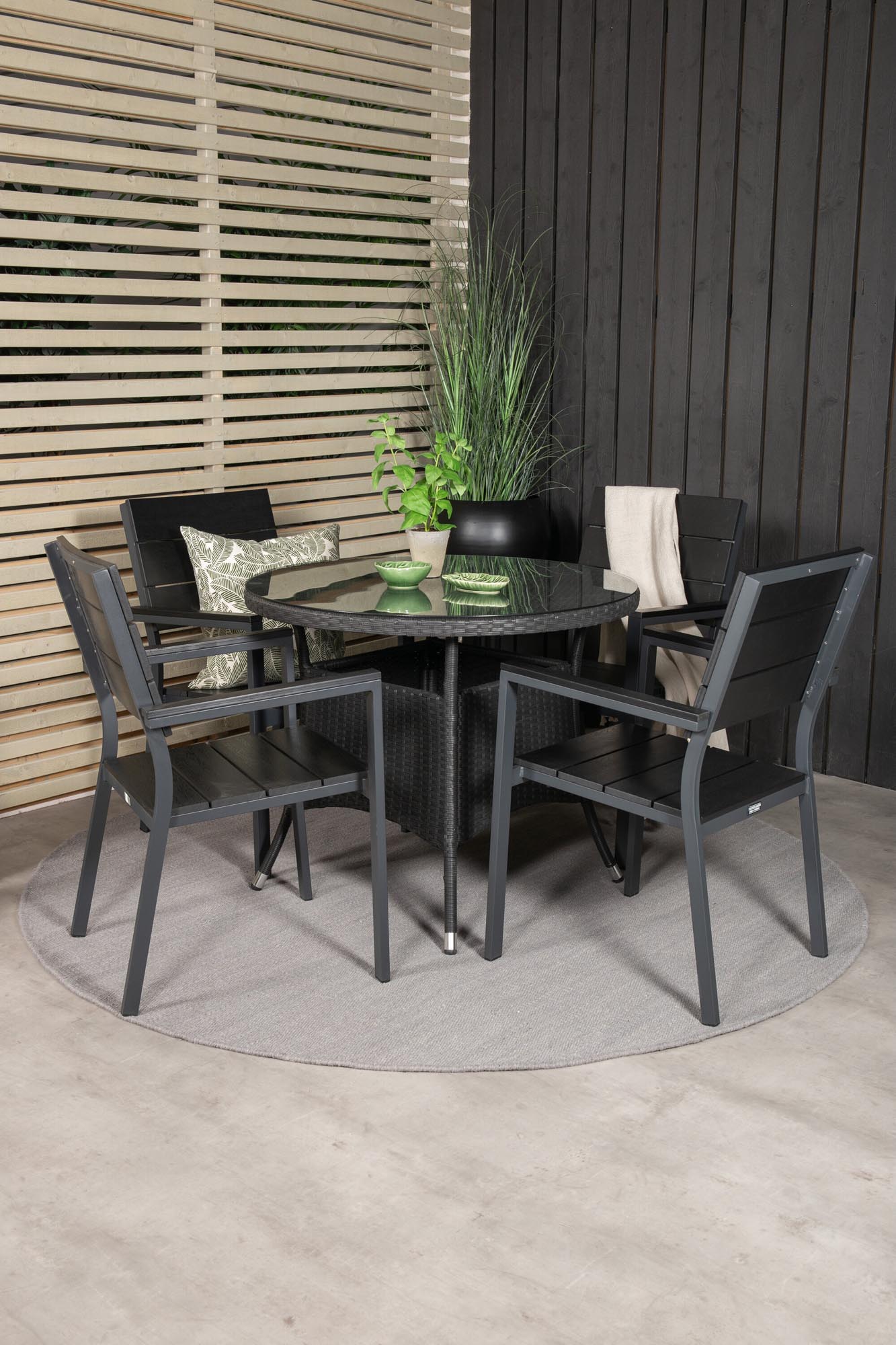 Volta Gartentisch-Set in Schwarz/Schwarz präsentiert im Onlineshop von KAQTU Design AG. Gartentischset ist von Venture Home