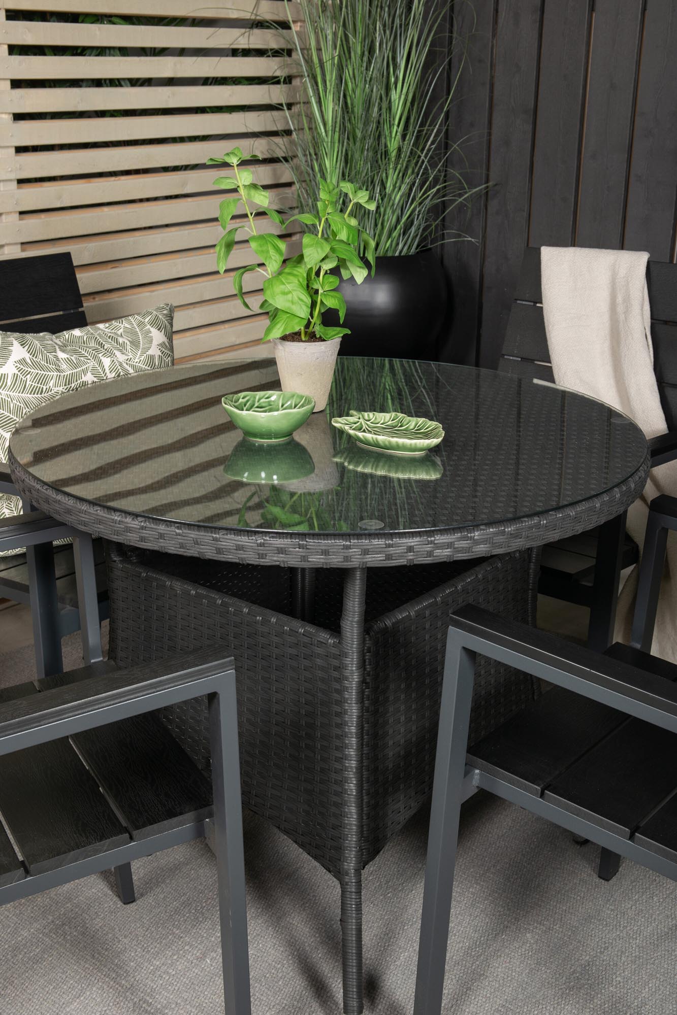 Volta Gartentisch-Set in Schwarz/Schwarz präsentiert im Onlineshop von KAQTU Design AG. Gartentischset ist von Venture Home