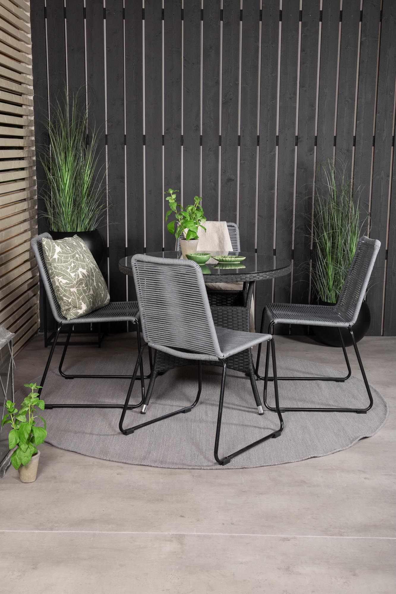 Volta Gartentisch-Set in Grey/Schwarz präsentiert im Onlineshop von KAQTU Design AG. Gartentischset ist von Venture Home