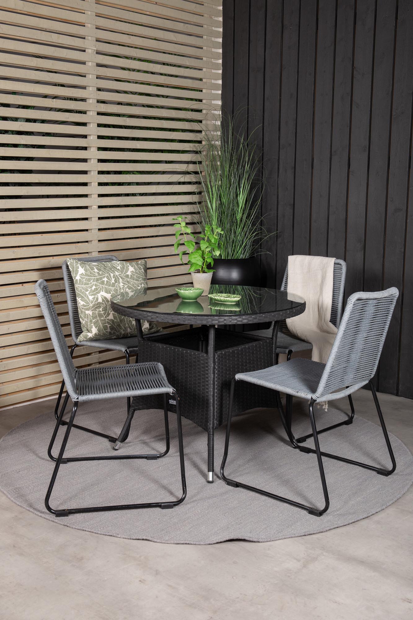 Volta Gartentisch-Set in Grey/Schwarz präsentiert im Onlineshop von KAQTU Design AG. Gartentischset ist von Venture Home