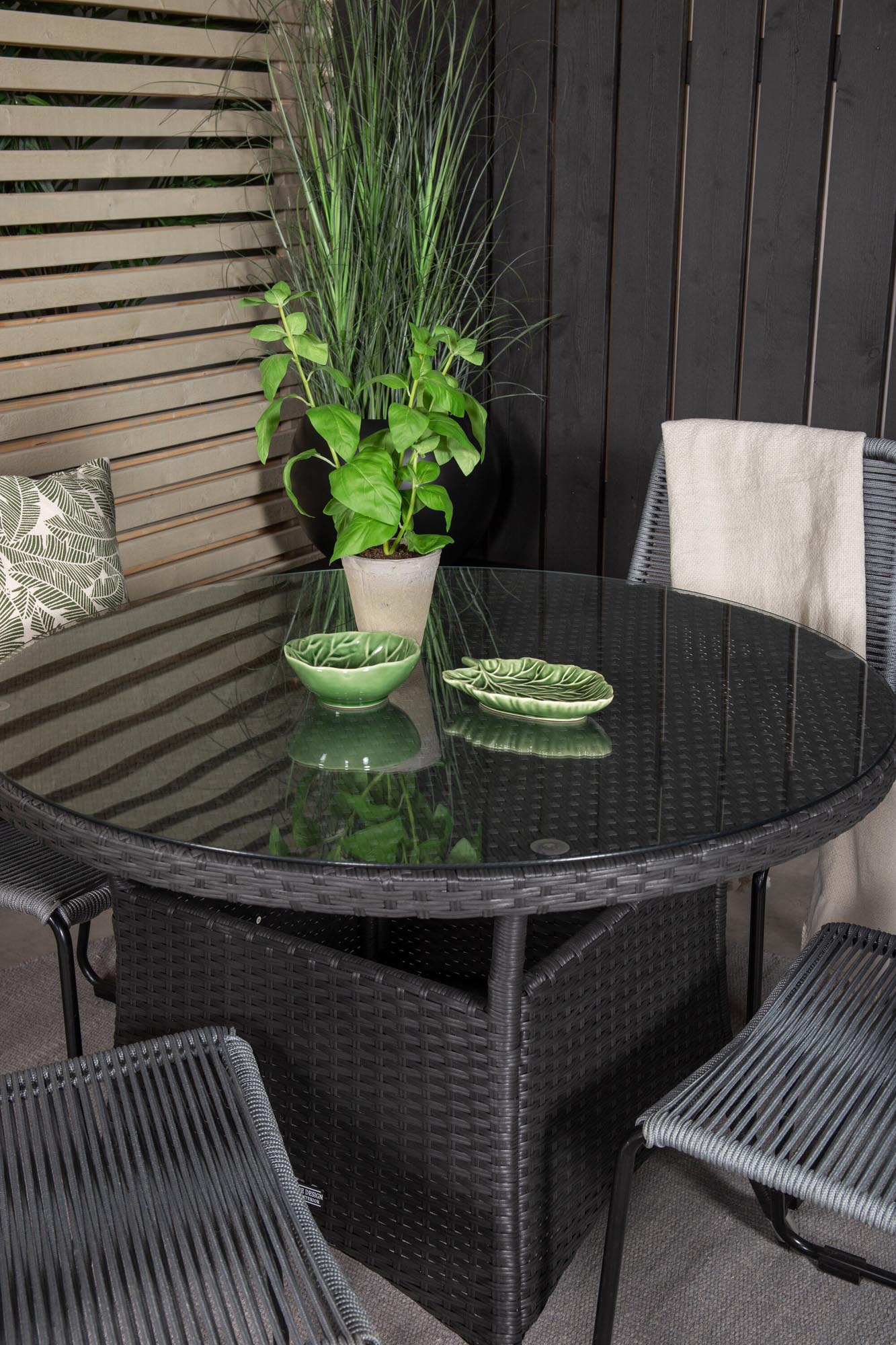 Volta Gartentisch-Set in Grey/Schwarz präsentiert im Onlineshop von KAQTU Design AG. Gartentischset ist von Venture Home