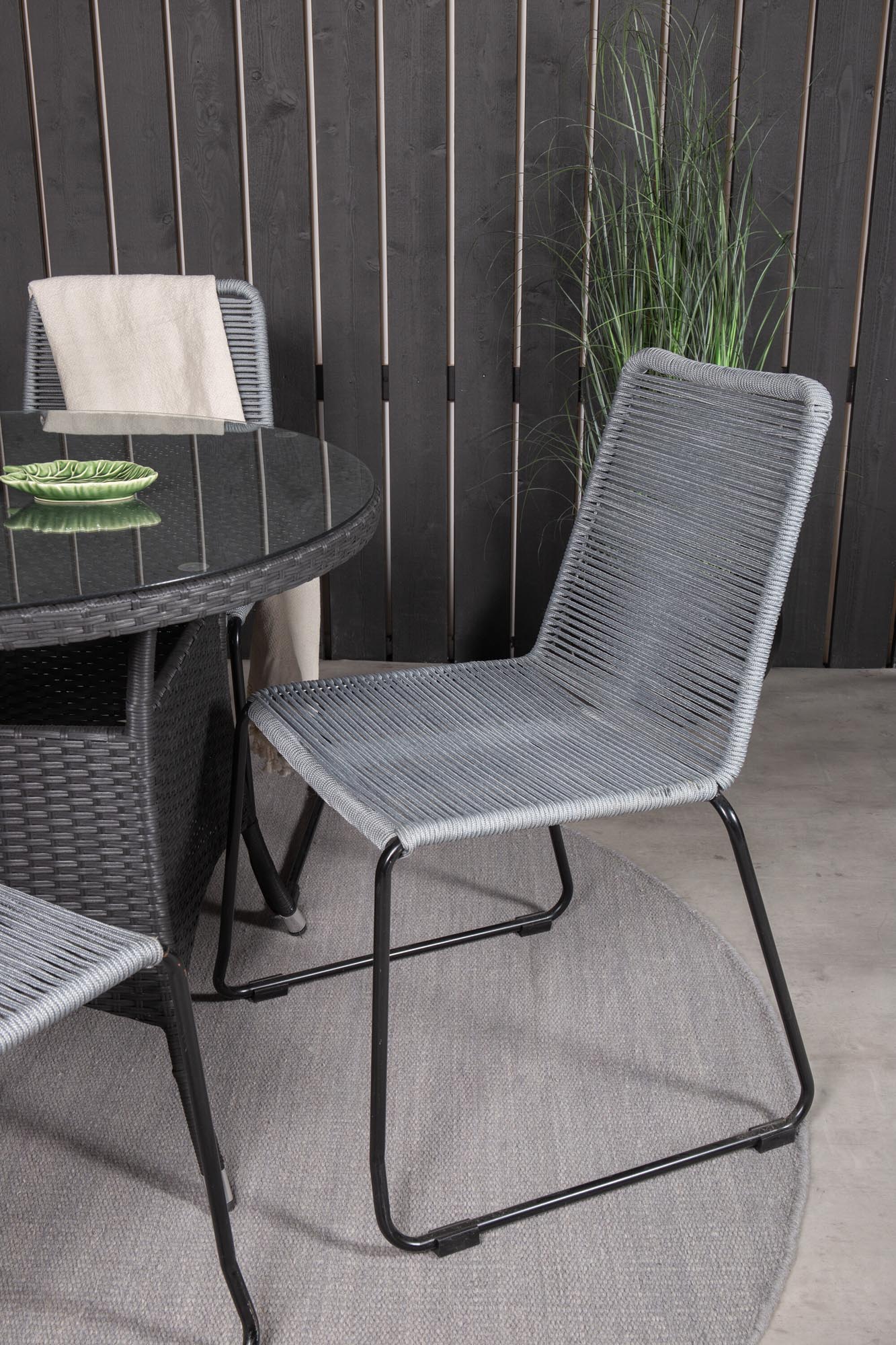 Volta Gartentisch-Set in Grey/Schwarz präsentiert im Onlineshop von KAQTU Design AG. Gartentischset ist von Venture Home