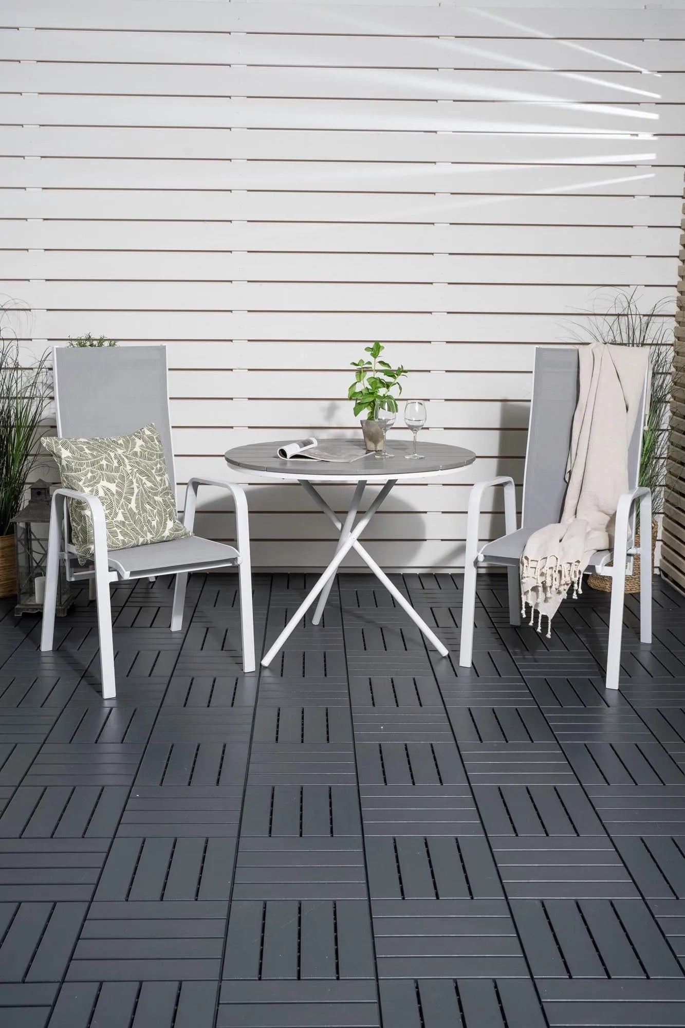 Parma Outdoor-Tischset + Copacabana Recliner ⌀90cm/2St. in Grau weiss präsentiert im Onlineshop von KAQTU Design AG. Gartentischset ist von Venture Home