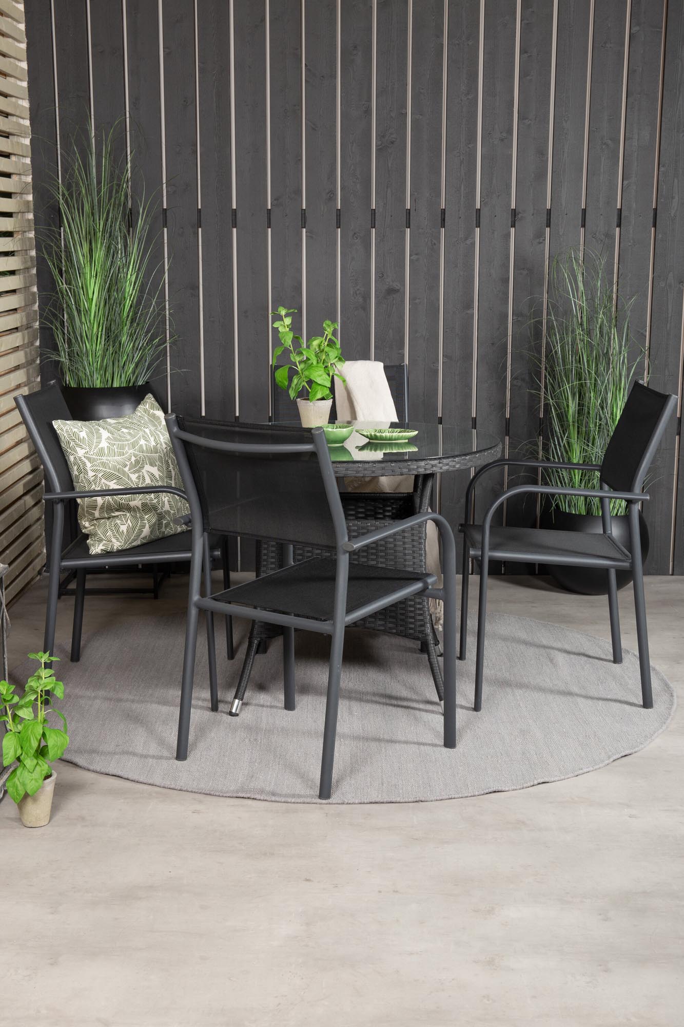 Volta Gartentisch-Set in Schwarz präsentiert im Onlineshop von KAQTU Design AG. Gartentischset ist von Venture Home