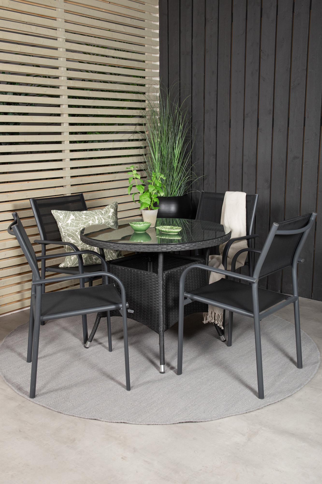 Volta Gartentisch-Set in Schwarz präsentiert im Onlineshop von KAQTU Design AG. Gartentischset ist von Venture Home