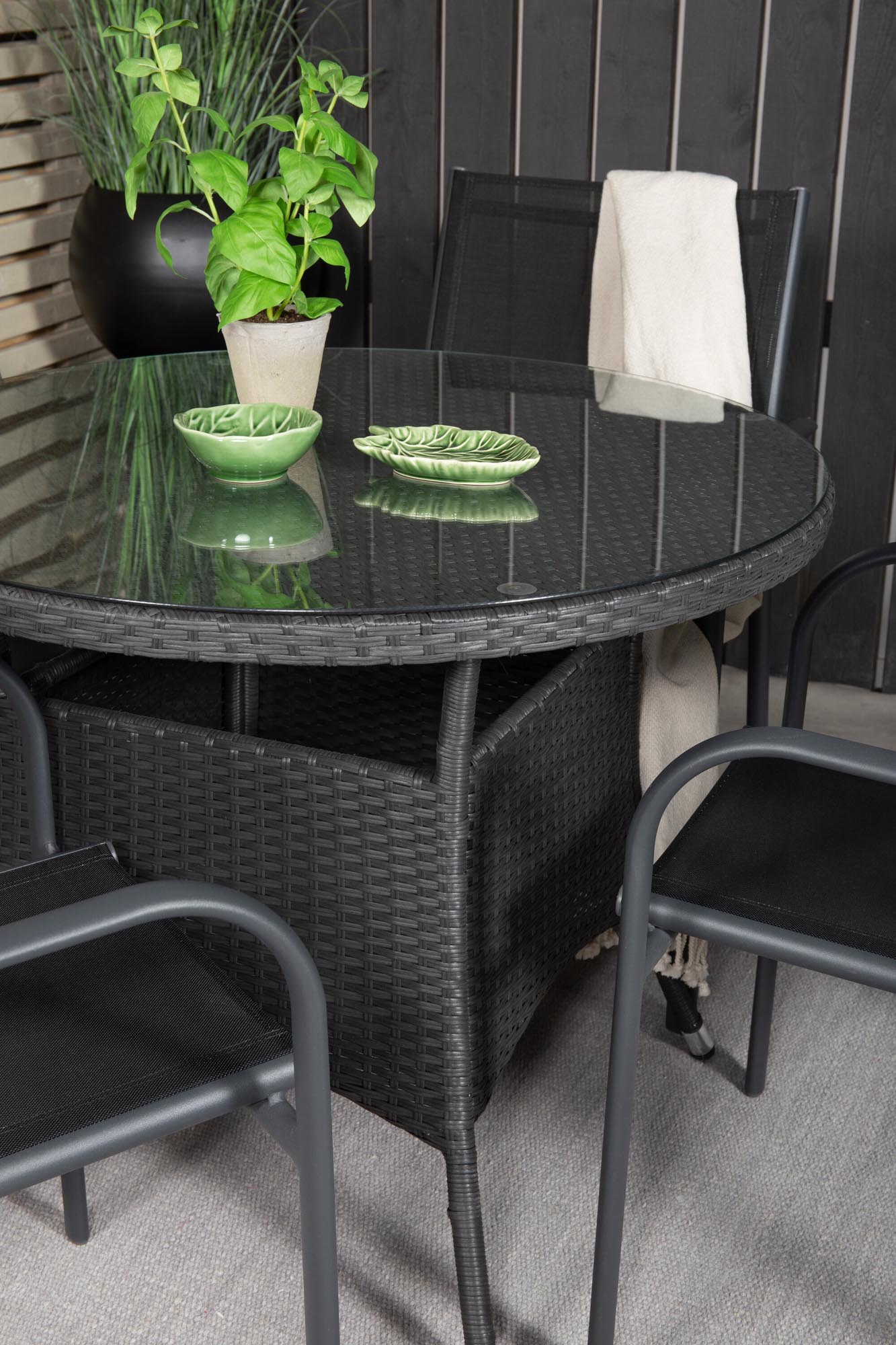 Volta Gartentisch-Set in Schwarz präsentiert im Onlineshop von KAQTU Design AG. Gartentischset ist von Venture Home