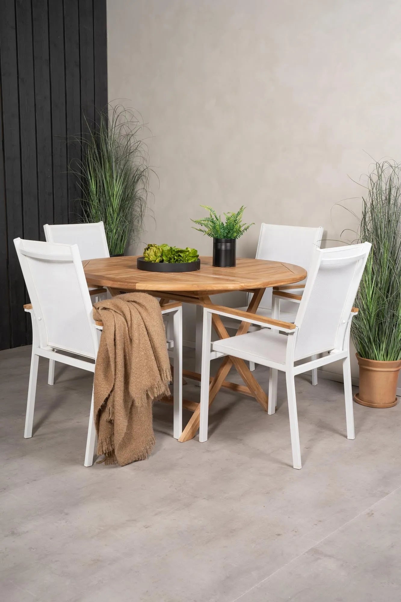 Kenya Runder Esstisch-Set in White/Nature präsentiert im Onlineshop von KAQTU Design AG. Gartentischset ist von Venture Home