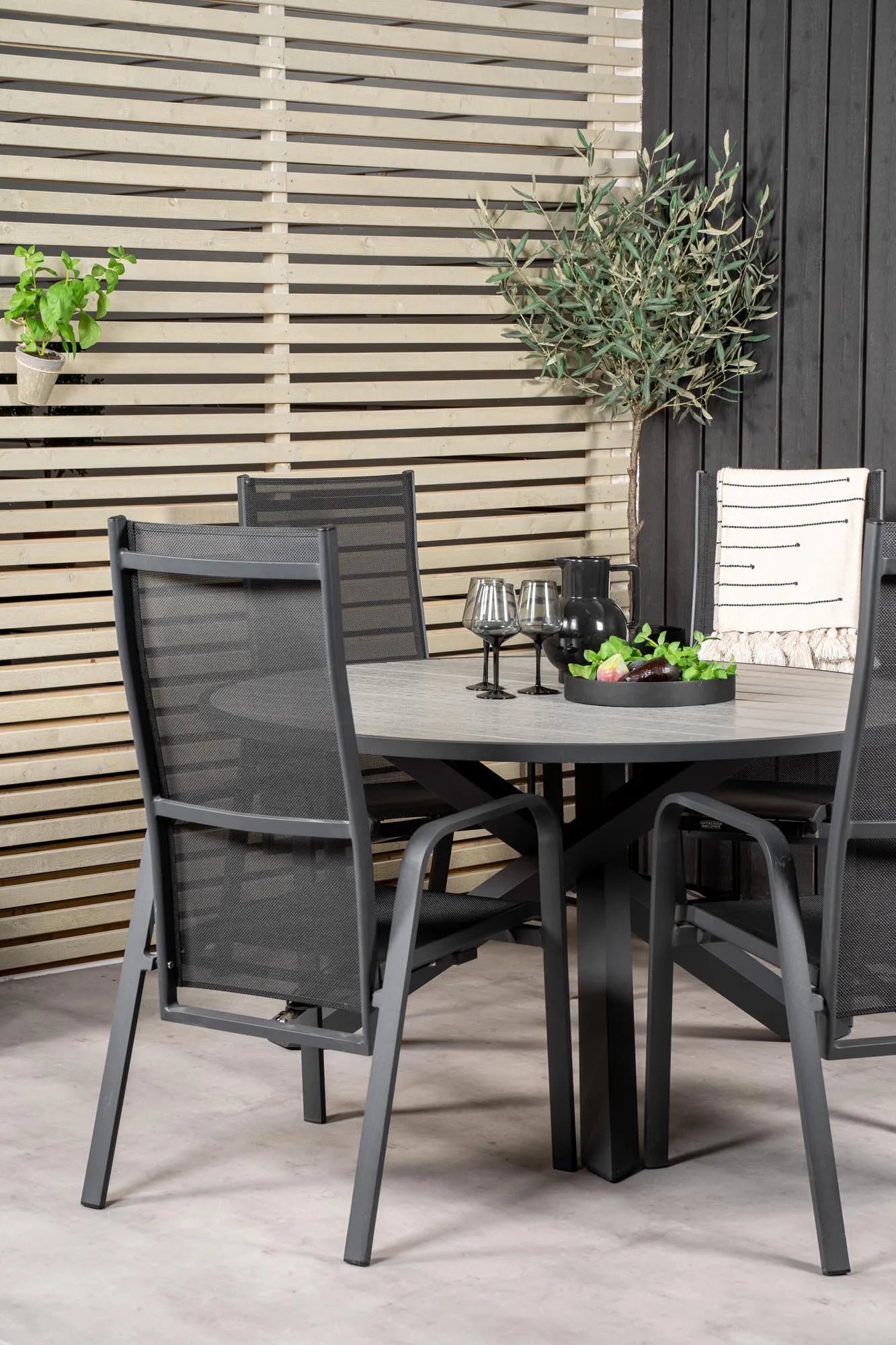 Parma Runder Esstisch-Set in Schwarz/Dunkelgrau präsentiert im Onlineshop von KAQTU Design AG. Gartentischset ist von Venture Home