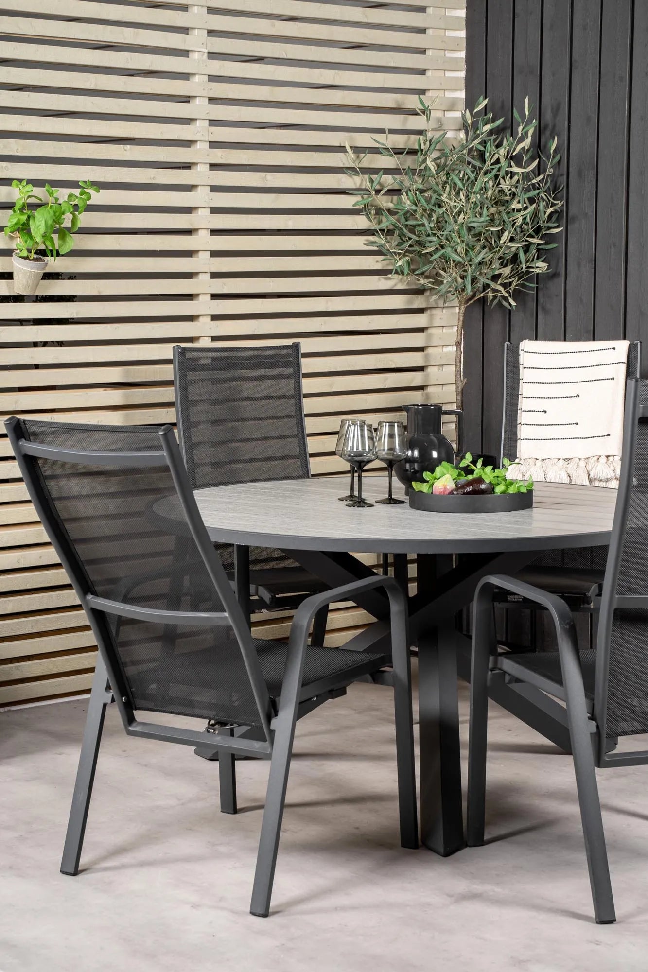 Parma Runder Esstisch-Set in Schwarz/Dunkelgrau präsentiert im Onlineshop von KAQTU Design AG. Gartentischset ist von Venture Home