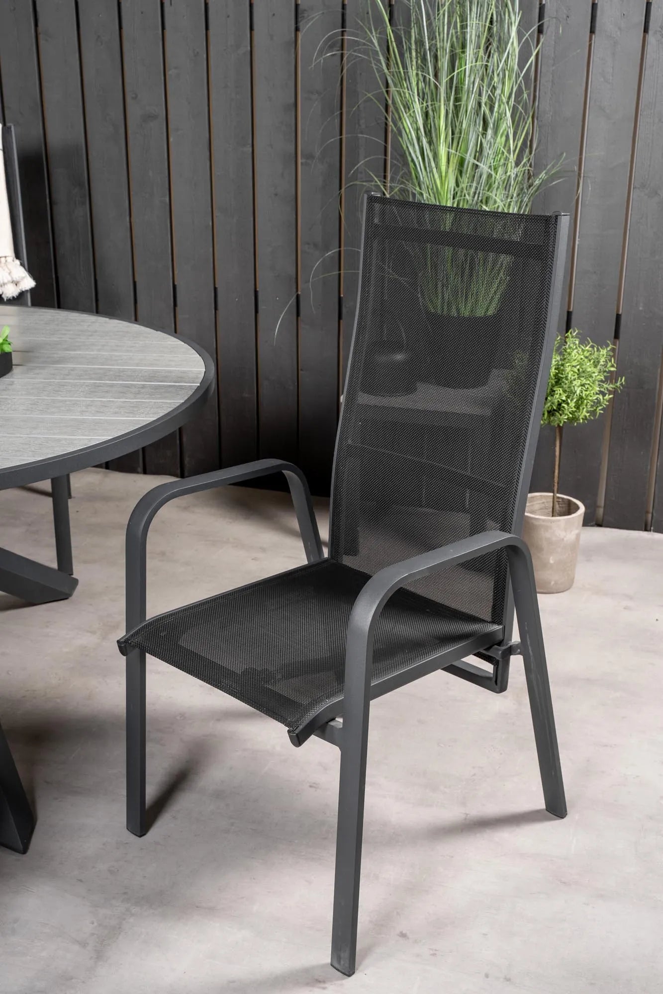 Elegantes Parma Tischset: Runde Form, Aintwood-Tisch, graue Seilstühle – ideal für stilvolle Outdoor-Momente.