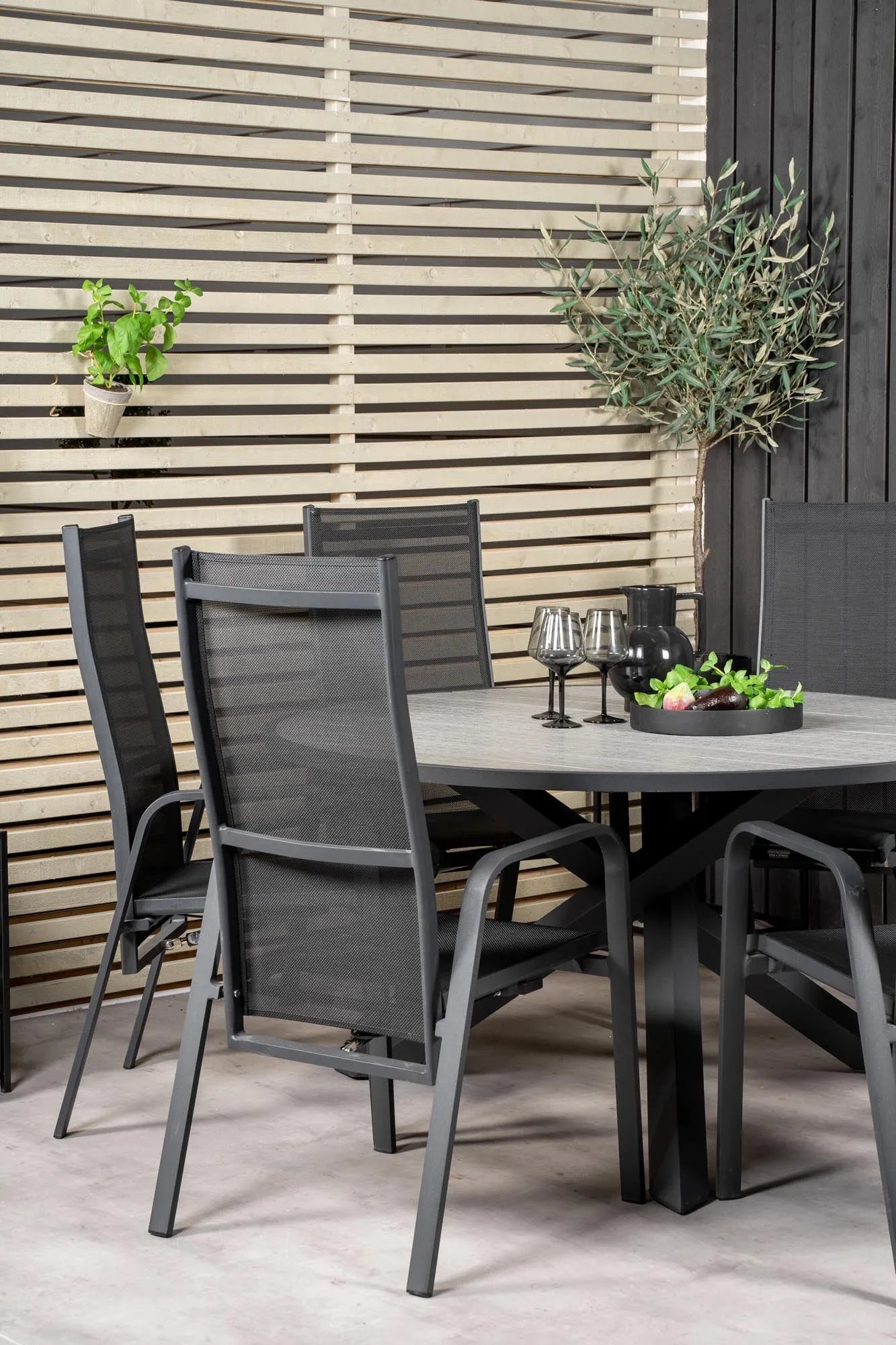 Parma Runder Esstisch-Set in Schwarz/Dunkelgrau präsentiert im Onlineshop von KAQTU Design AG. Gartentischset ist von Venture Home