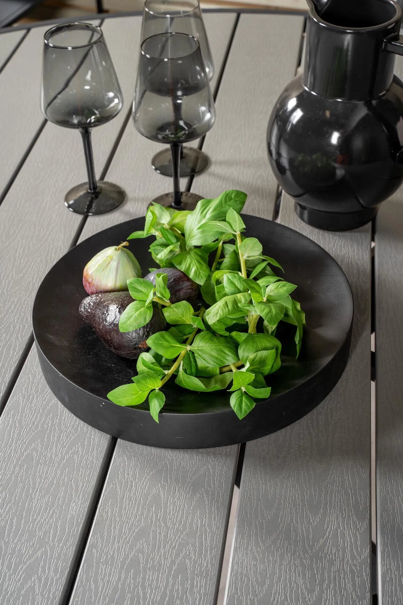 Parma Runder Esstisch-Set in Schwarz/Dunkelgrau präsentiert im Onlineshop von KAQTU Design AG. Gartentischset ist von Venture Home