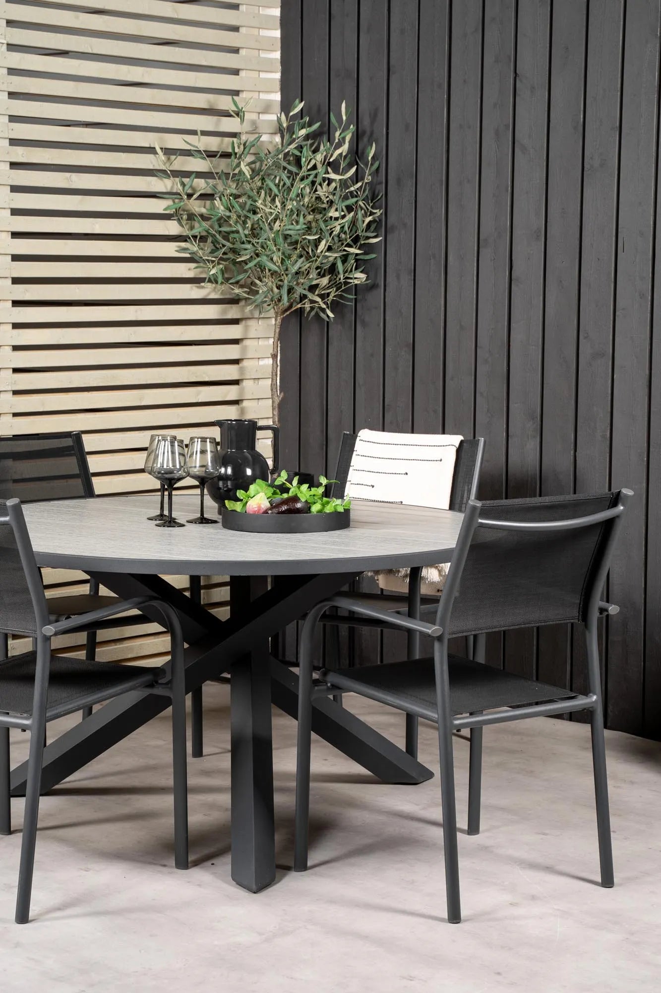 Parma Runder Esstisch-Set in Schwarz/Dunkelgrau präsentiert im Onlineshop von KAQTU Design AG. Gartentischset ist von Venture Home