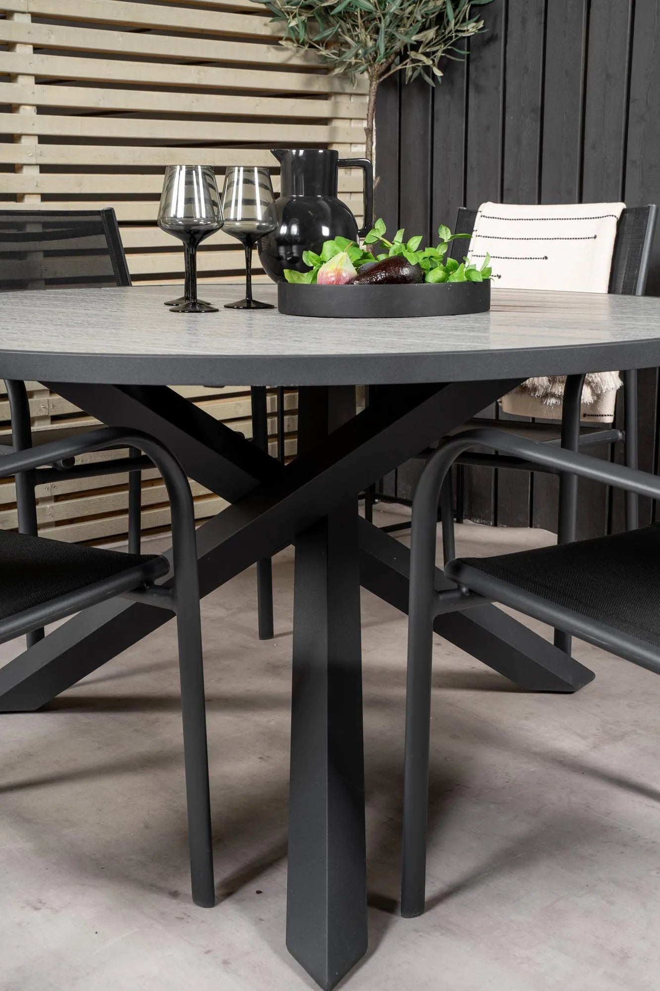 Parma Runder Esstisch-Set in Schwarz/Dunkelgrau präsentiert im Onlineshop von KAQTU Design AG. Gartentischset ist von Venture Home