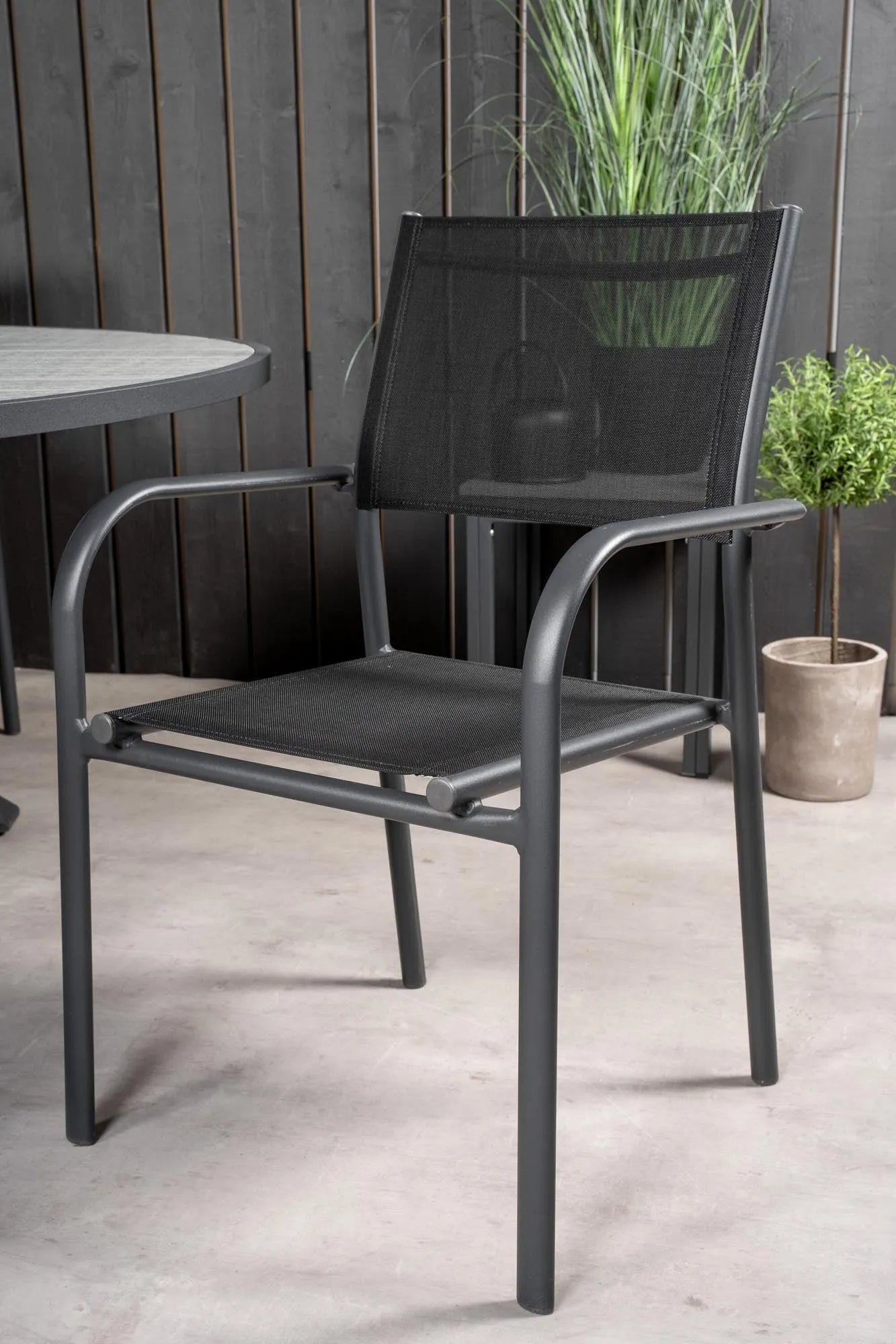 Parma Runder Esstisch-Set in Schwarz/Dunkelgrau präsentiert im Onlineshop von KAQTU Design AG. Gartentischset ist von Venture Home