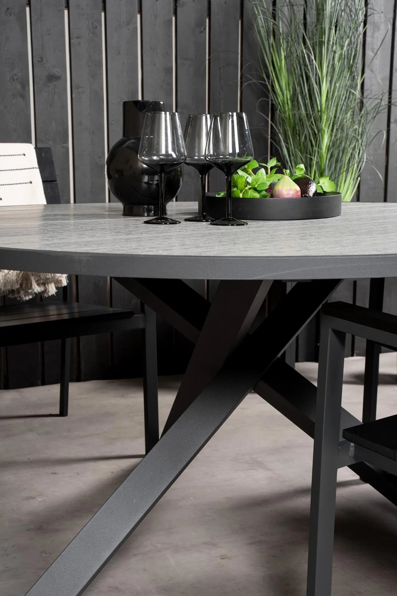 Parma Runder Esstisch-Set in Schwarz/Dunkelgrau präsentiert im Onlineshop von KAQTU Design AG. Gartentischset ist von Venture Home