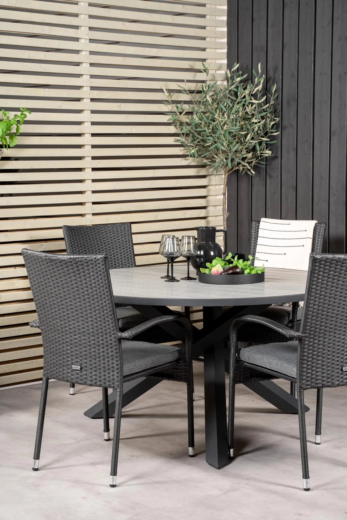 Parma Runder Esstisch-Set in Schwarz/Dunkelgrau präsentiert im Onlineshop von KAQTU Design AG. Gartentischset ist von Venture Home