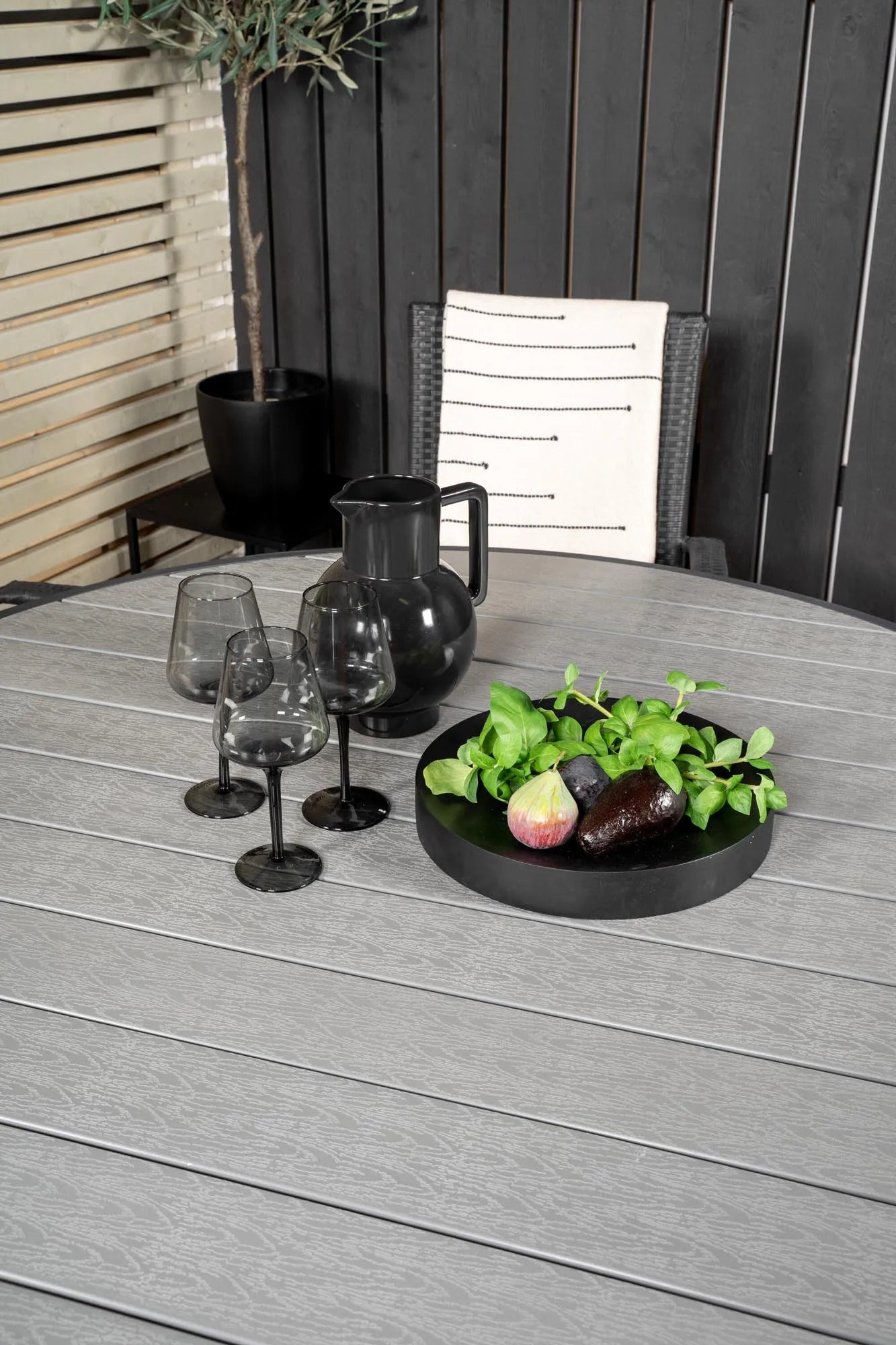 Parma Runder Esstisch-Set in Schwarz/Dunkelgrau präsentiert im Onlineshop von KAQTU Design AG. Gartentischset ist von Venture Home