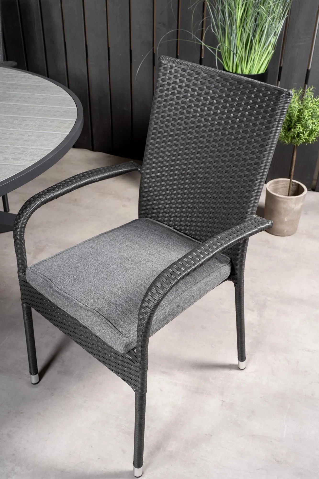 Parma Runder Esstisch-Set in Schwarz/Dunkelgrau präsentiert im Onlineshop von KAQTU Design AG. Gartentischset ist von Venture Home