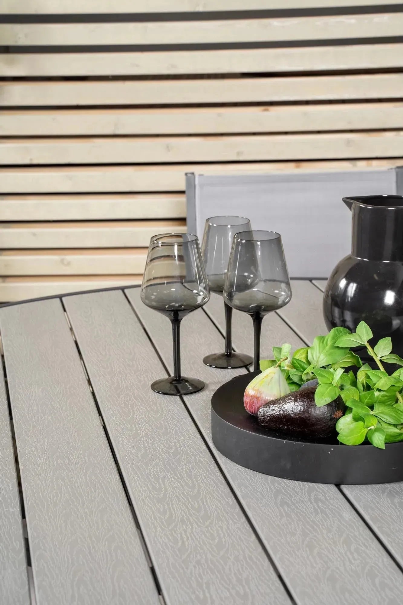 Parma Outdoor-Tischset + Copacabana ⌀140cm/4St. in Schwarzgrau präsentiert im Onlineshop von KAQTU Design AG. Gartentischset ist von Venture Home